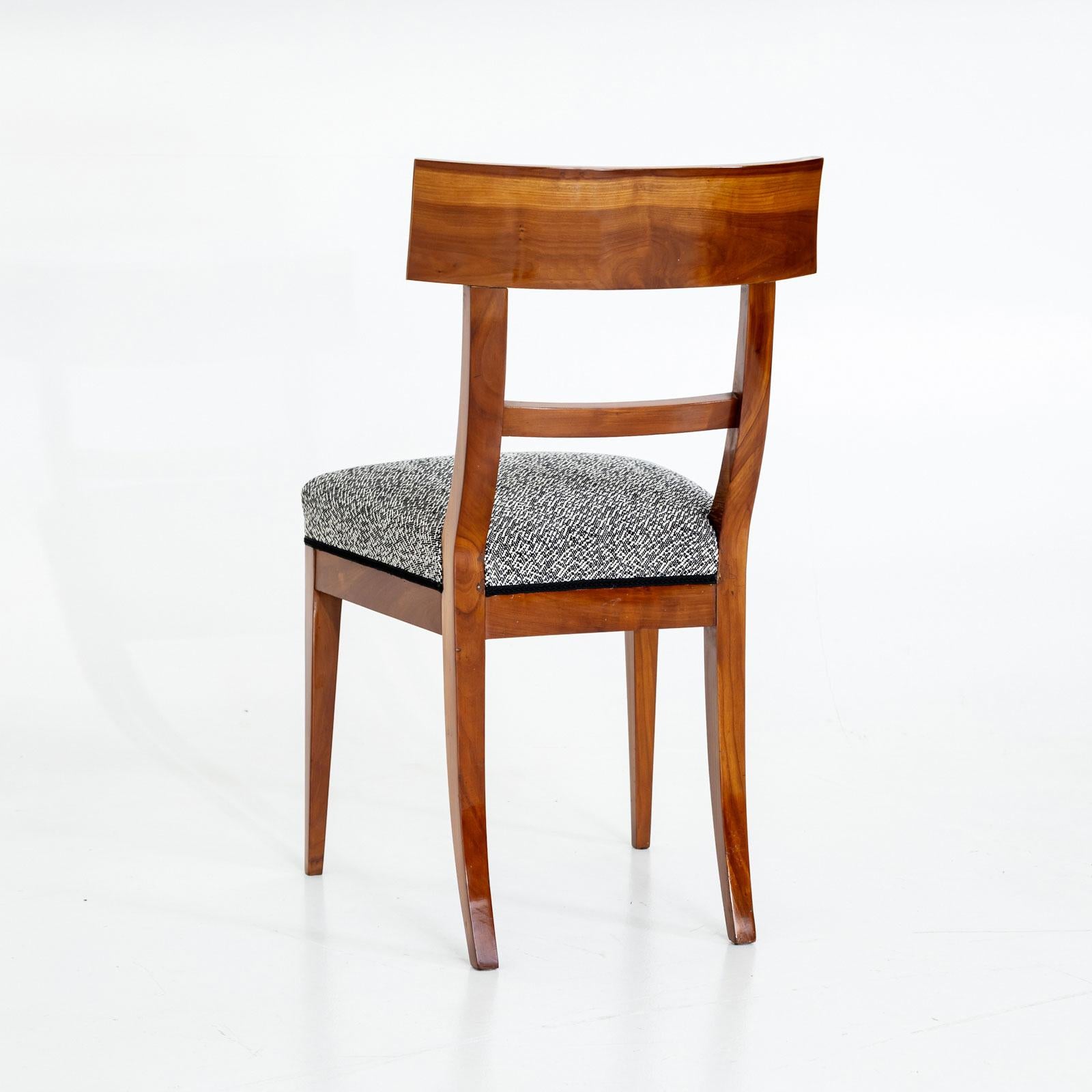 Pareja de sillas Biedermeier de madera de cerezo, hacia 1820 principios del siglo XIX en venta
