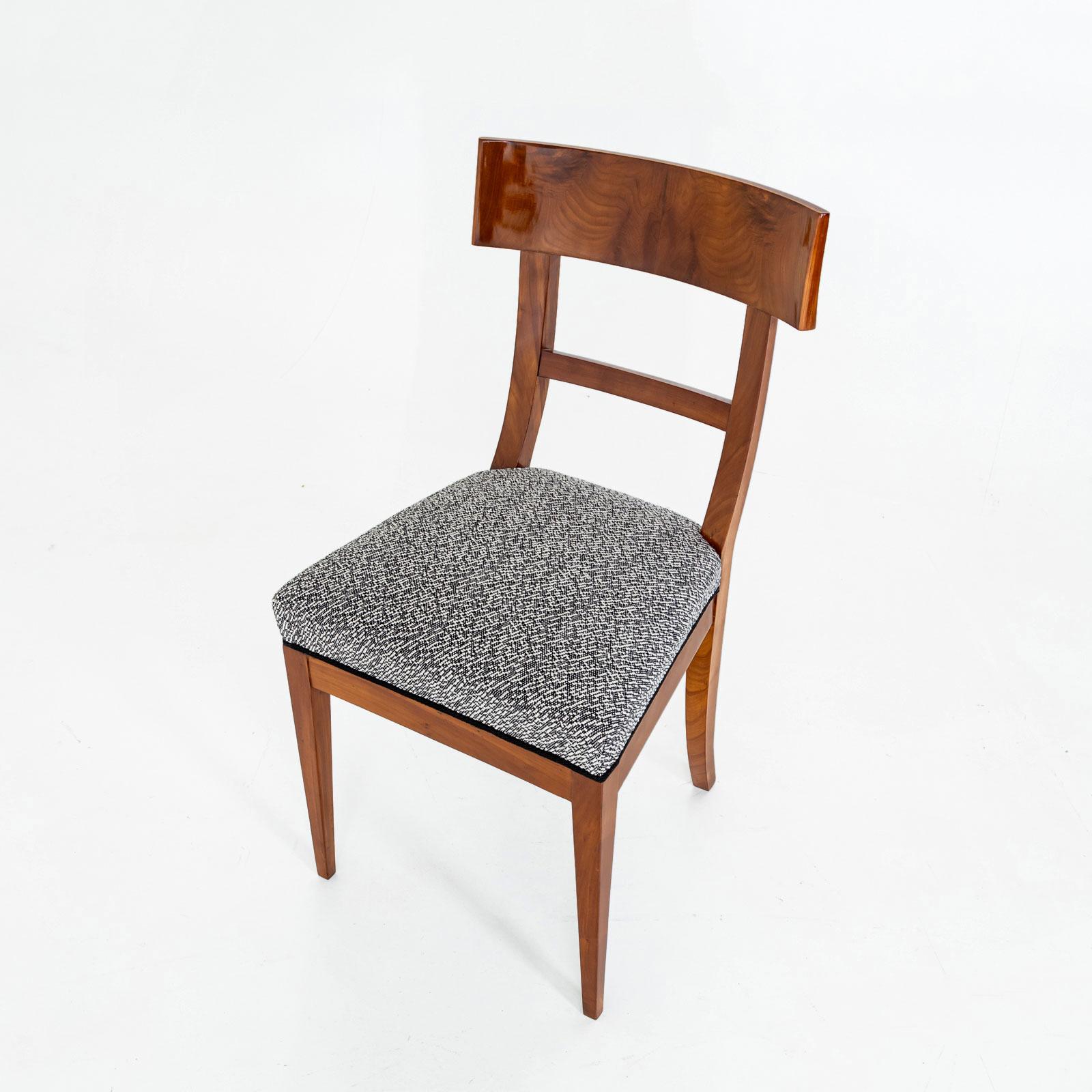 Pareja de sillas Biedermeier de madera de cerezo, hacia 1820 Tela en venta