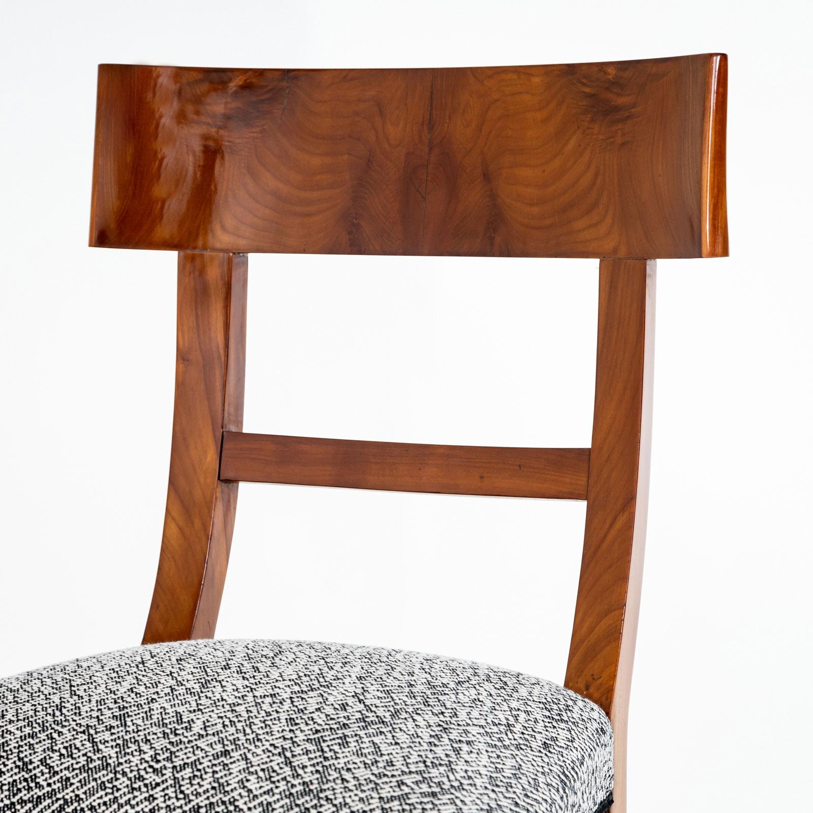Pareja de sillas Biedermeier de madera de cerezo, hacia 1820 en venta 2