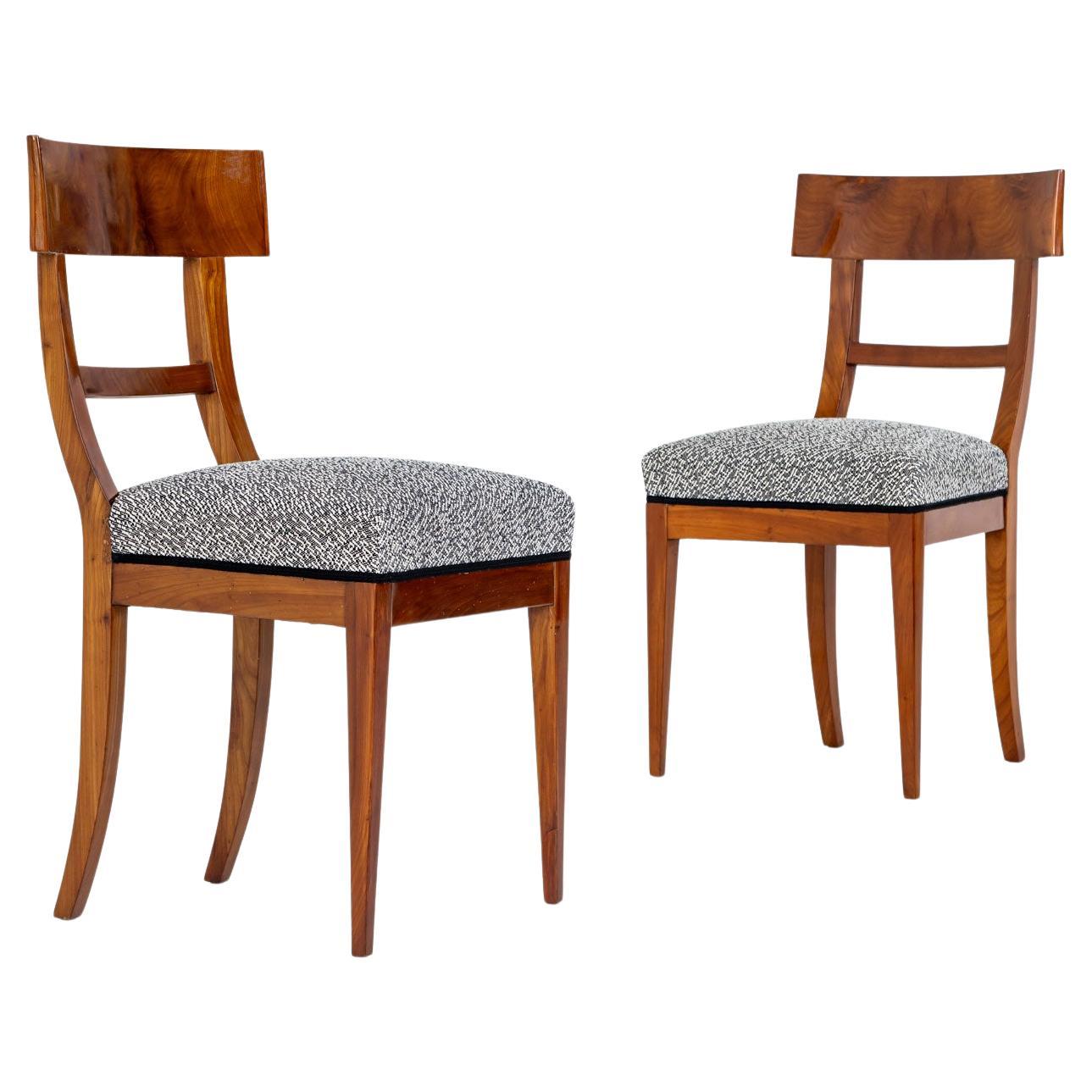Pareja de sillas Biedermeier de madera de cerezo, hacia 1820 en venta