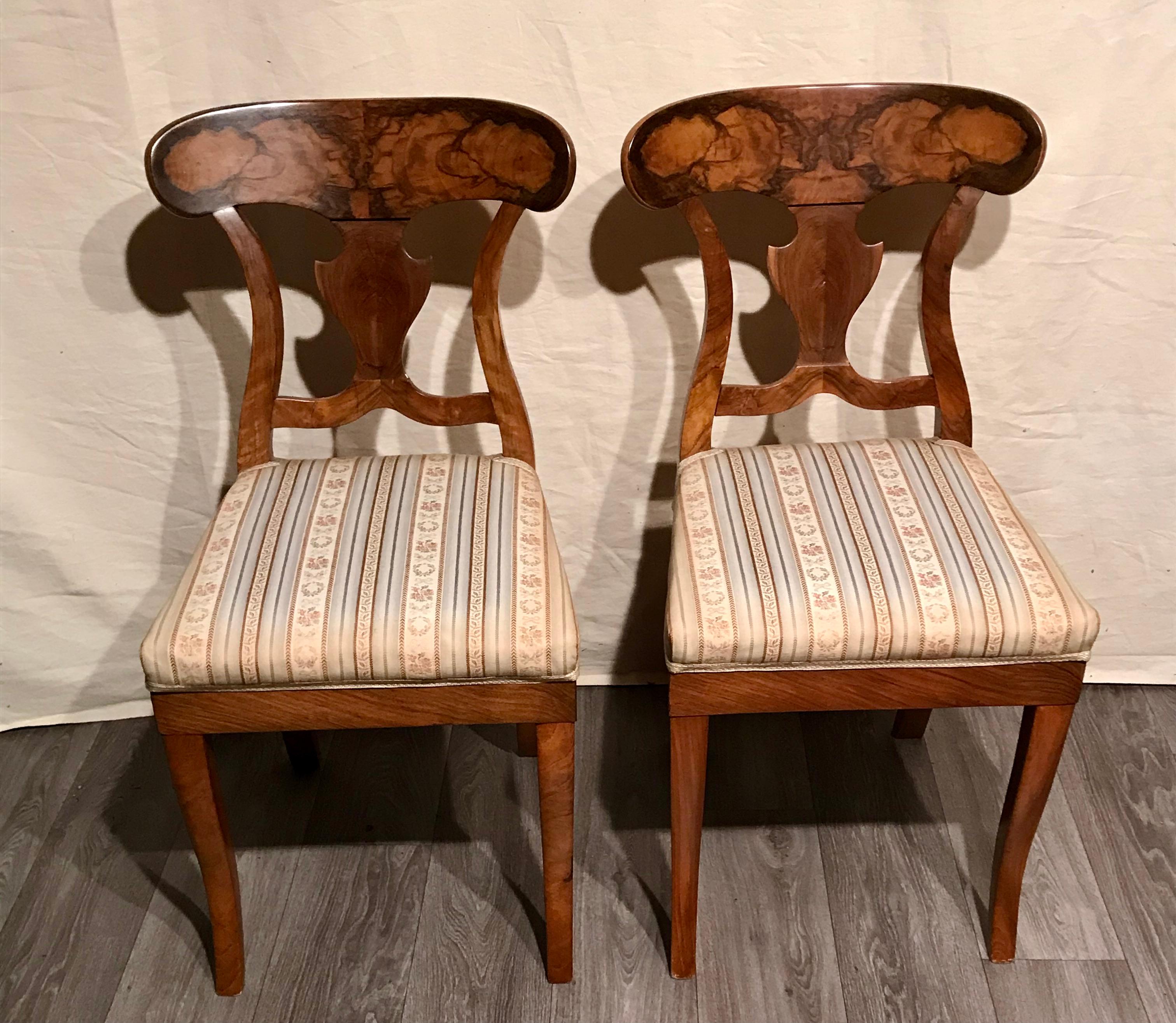 Walnut Pair of Biedermeier chairs, South West Germany, 1820 For Sale