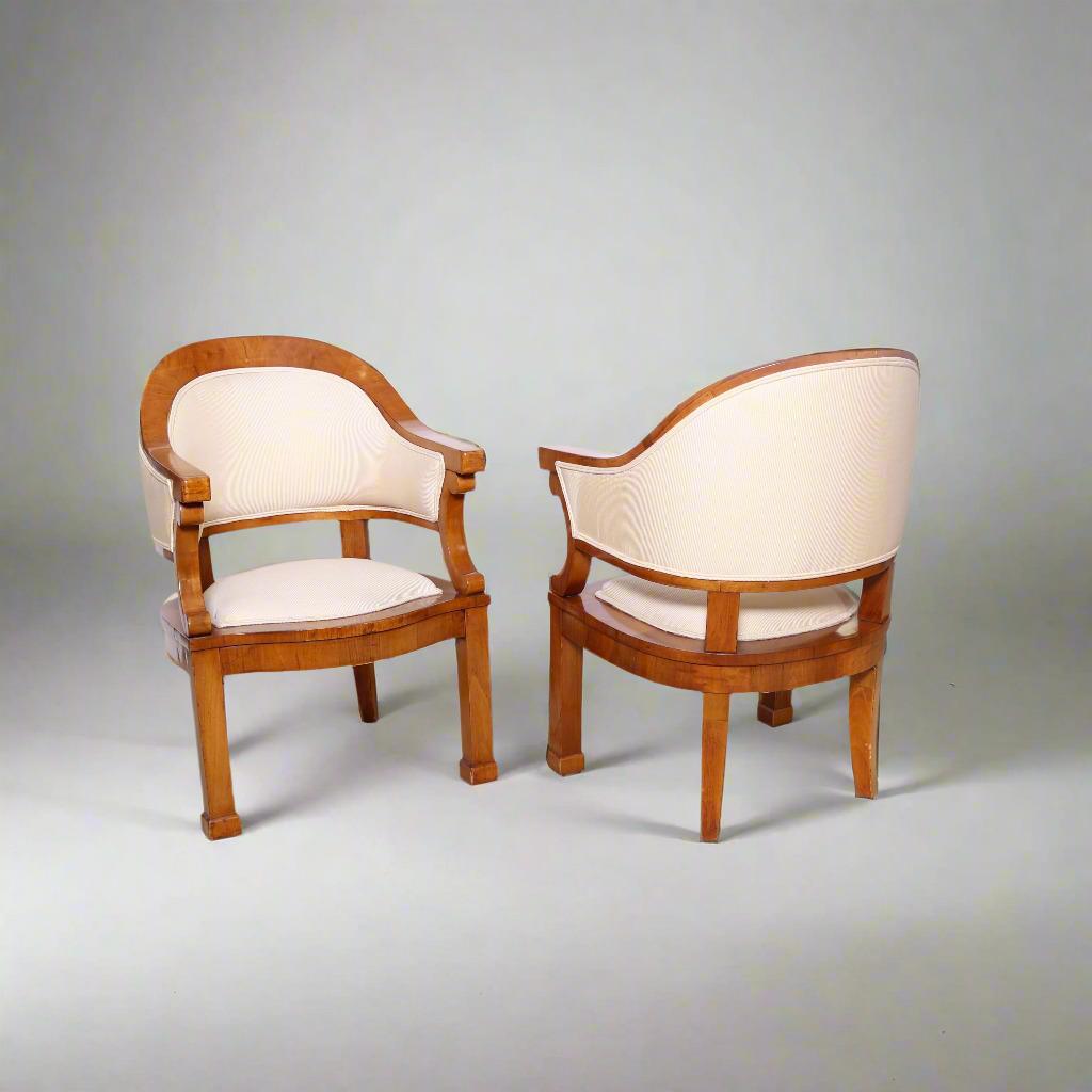 Autrichien Paire de fauteuils Biedermeier en cerisier, Attr. à Joseph Danhauser en vente