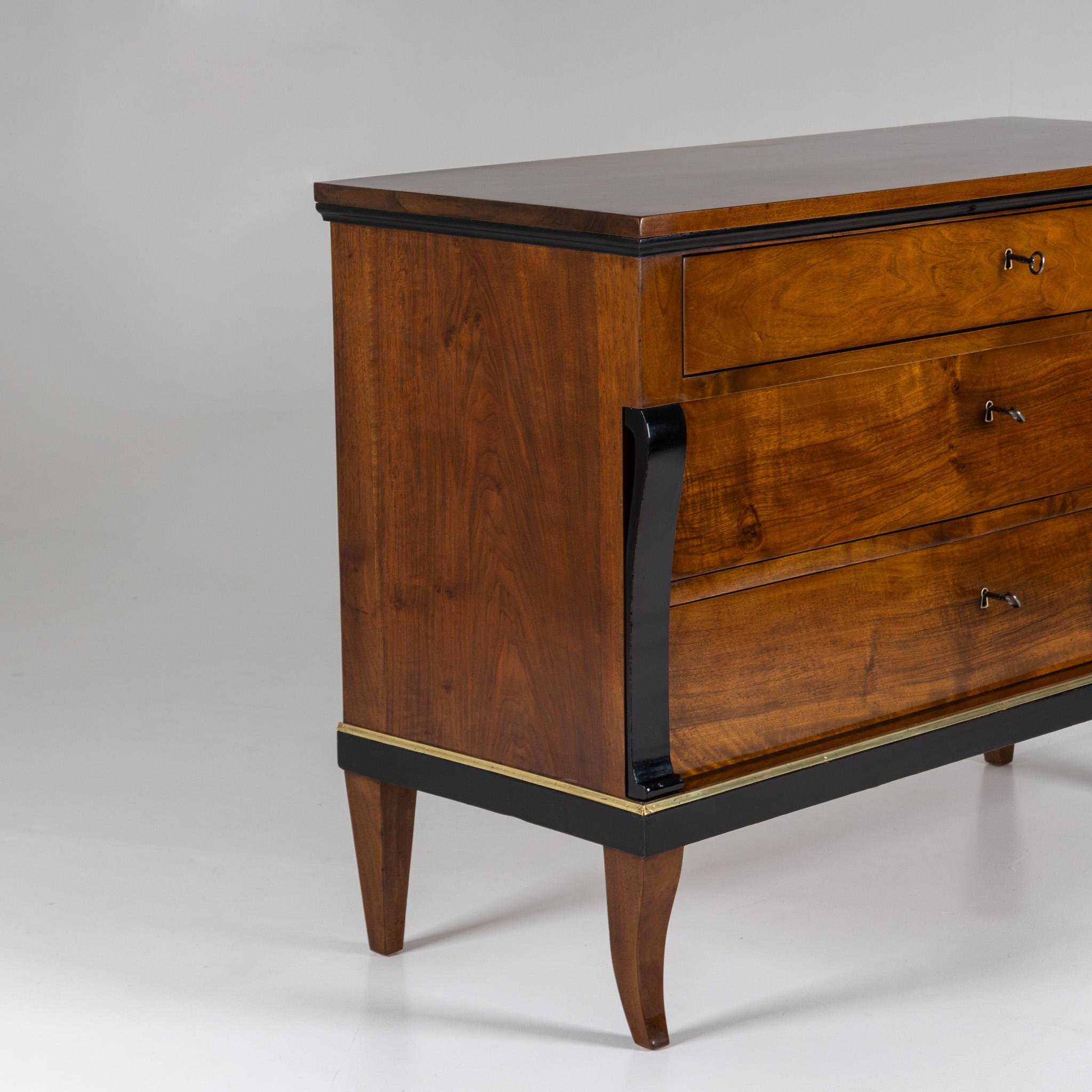 Pareja de cómodas Biedermeier, hacia 1820 en venta 4
