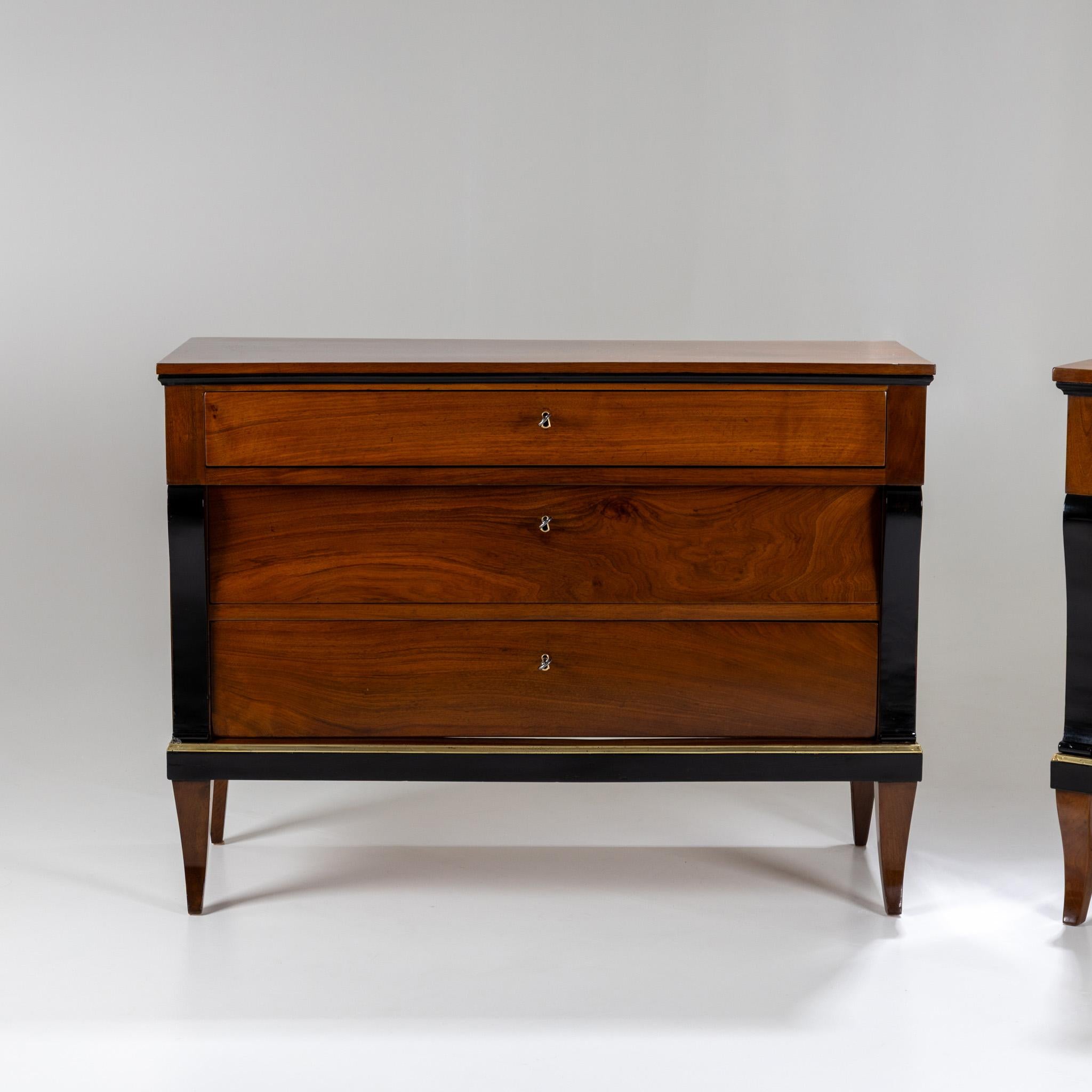 Pareja de cómodas Biedermeier, hacia 1820 Alemán en venta