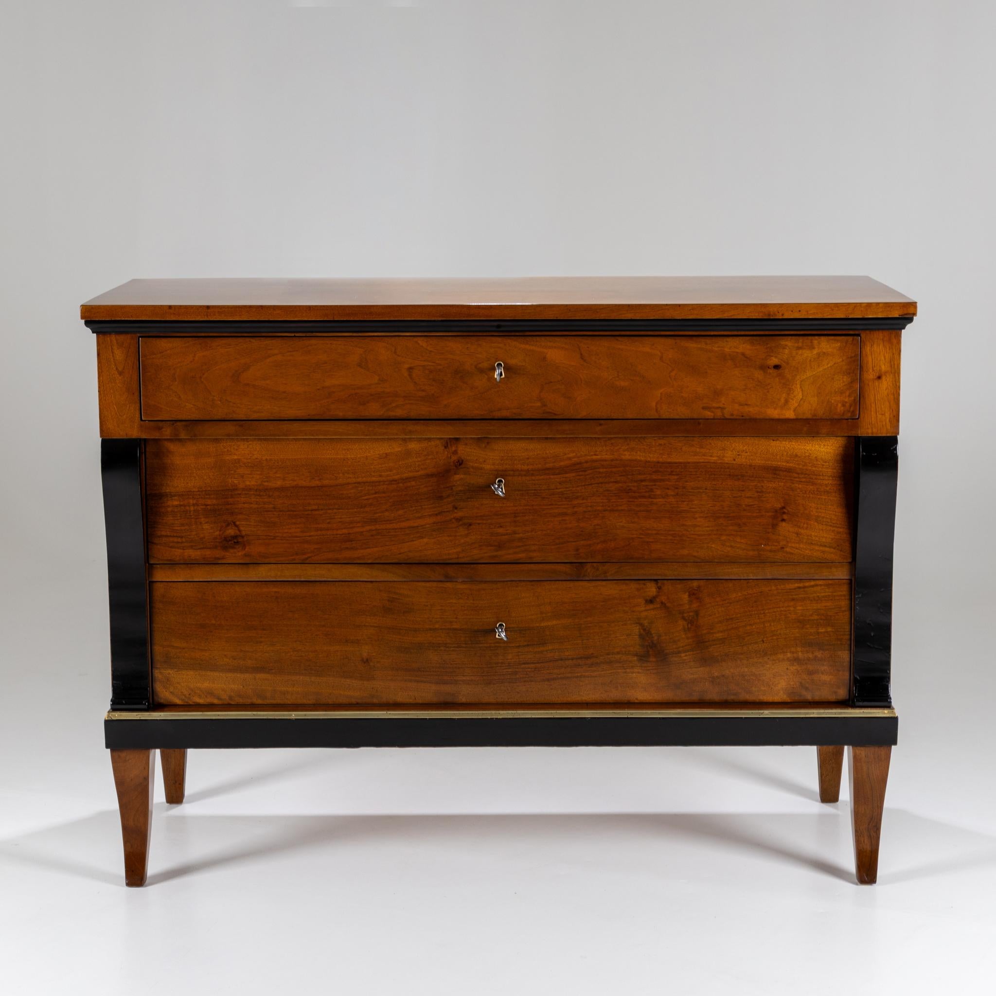 Pareja de cómodas Biedermeier, hacia 1820 Nogal en venta