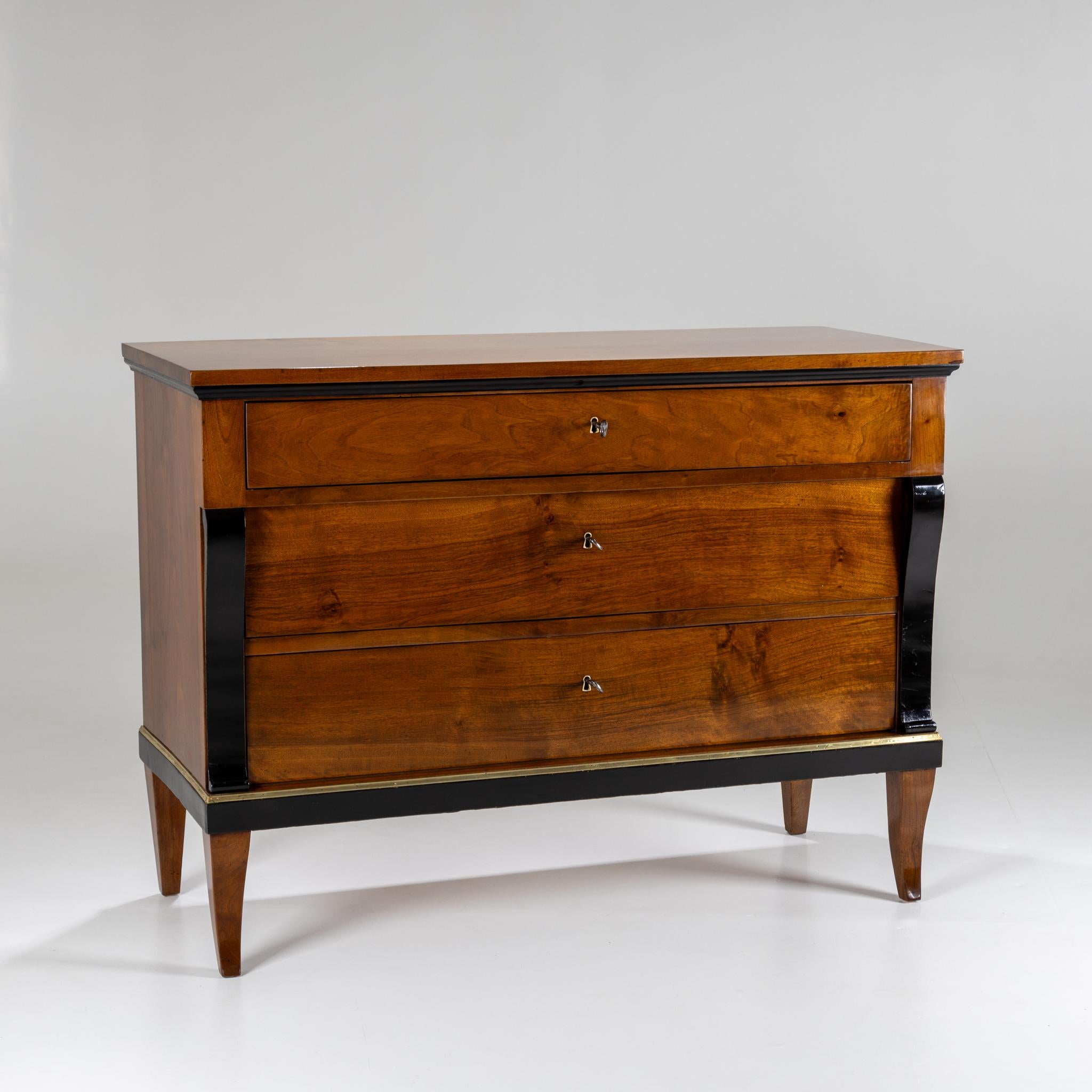 Pareja de cómodas Biedermeier, hacia 1820 en venta 1