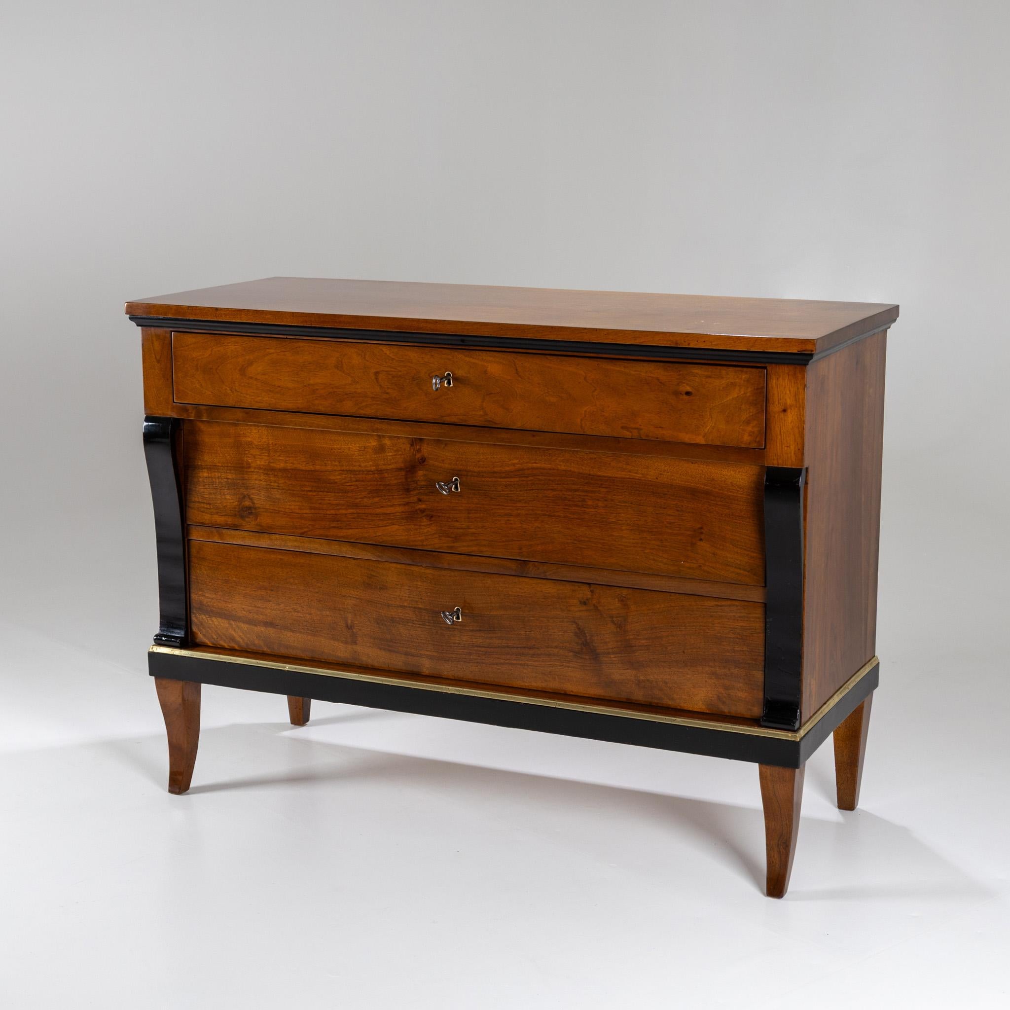 Pareja de cómodas Biedermeier, hacia 1820 en venta 2