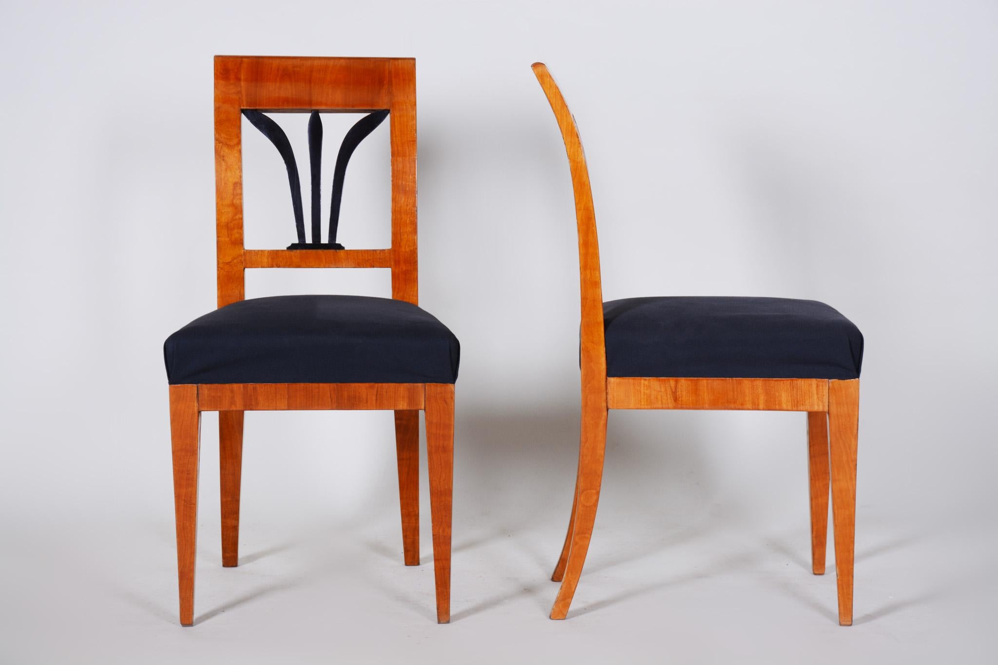 Pair of Biedermeier Dining Chairs Made in Czechia circa 1830s, Restored Cherry In Good Condition For Sale In Horomerice, CZ