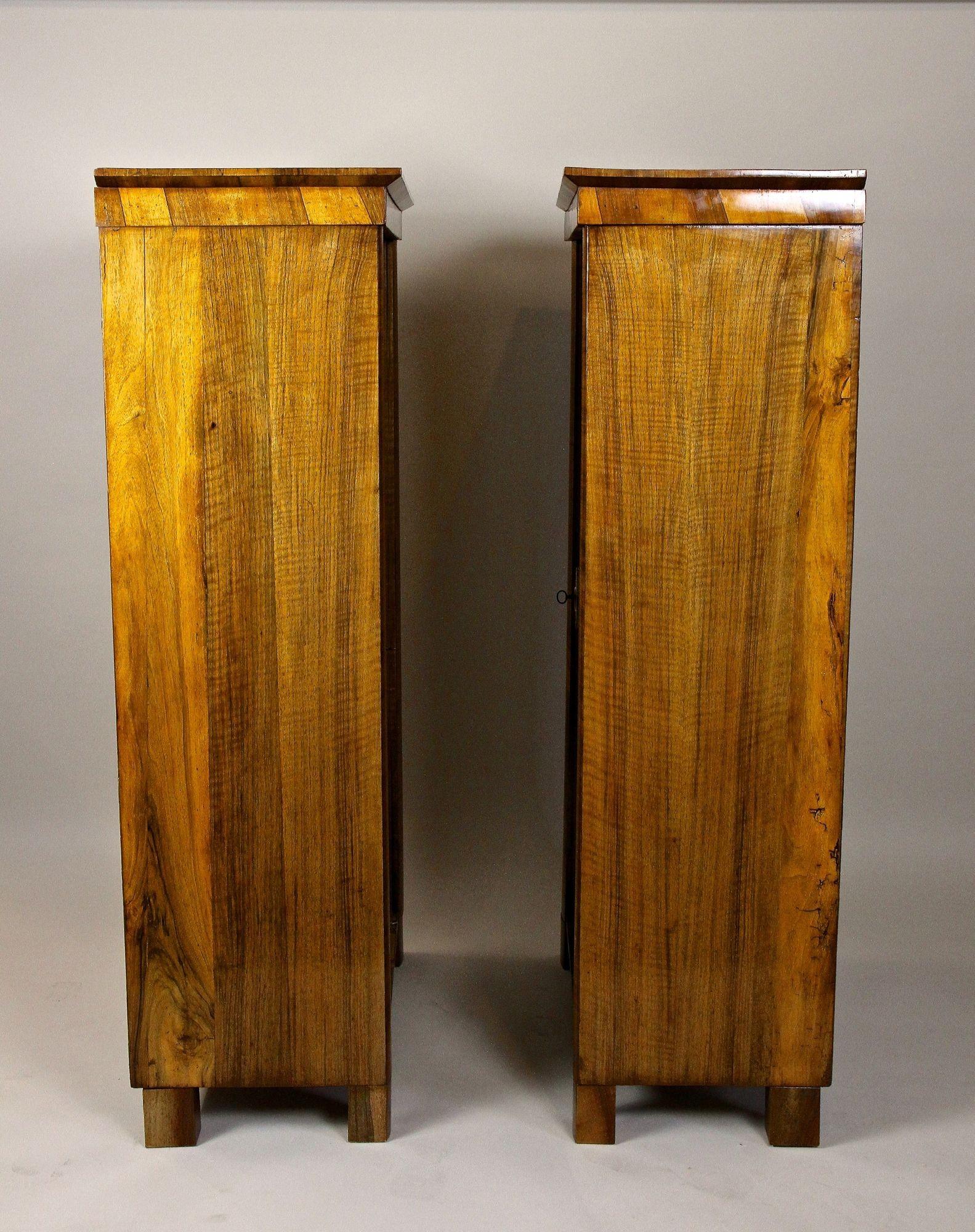 Paire de cabinets Biedermeier en bois de noyer - 19e siècle, Autriche vers 1830 en vente 6