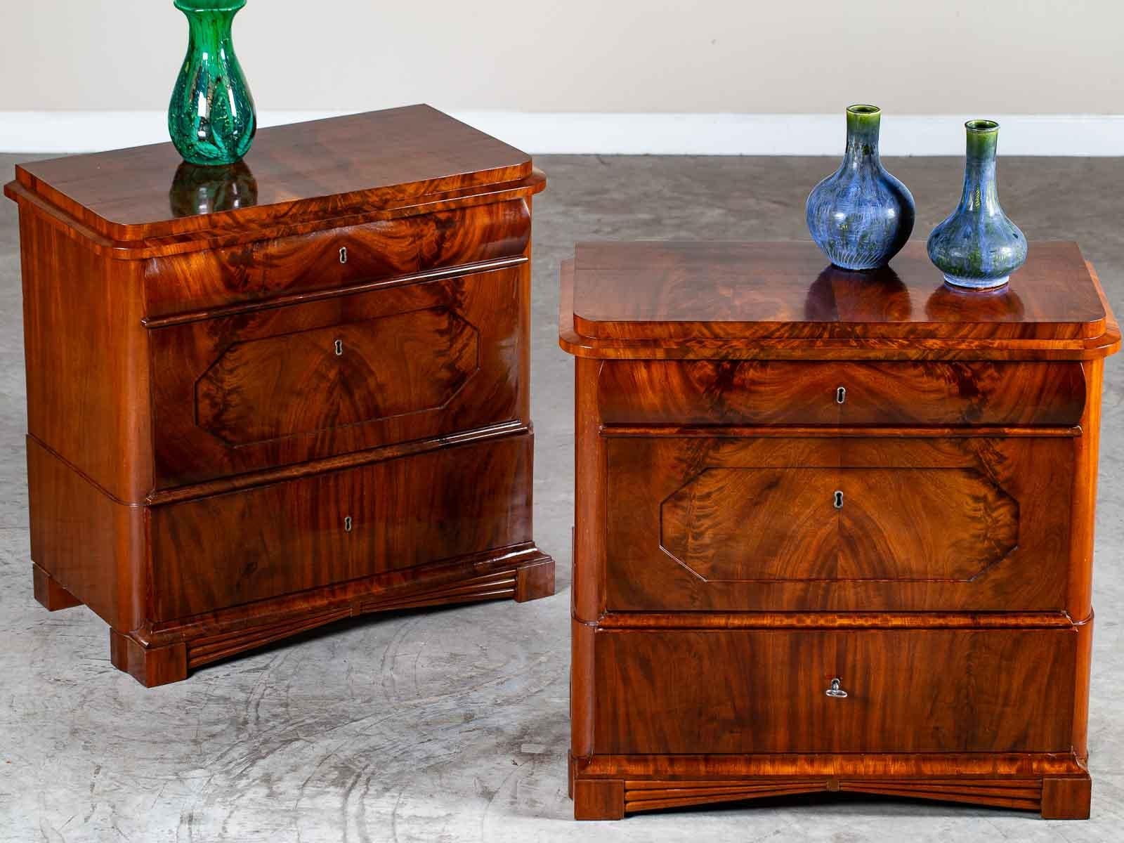 Pair of Biedermeier Period North German Mahogany Chest of Drawers, circa 1820 In Good Condition In Houston, TX