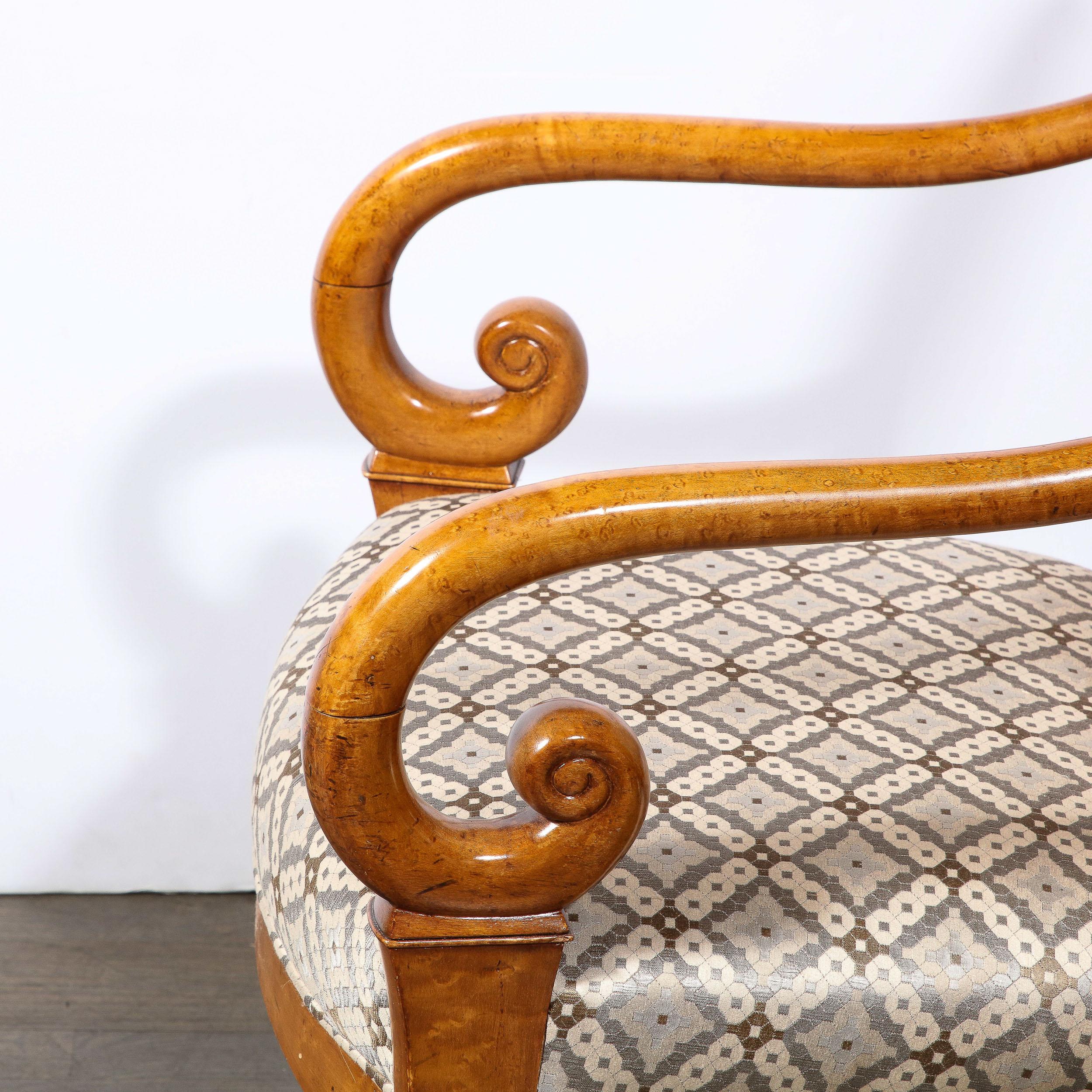 Paire de fauteuils Biedermeier en forme de volute en orme brossé fini à la main en vente 4