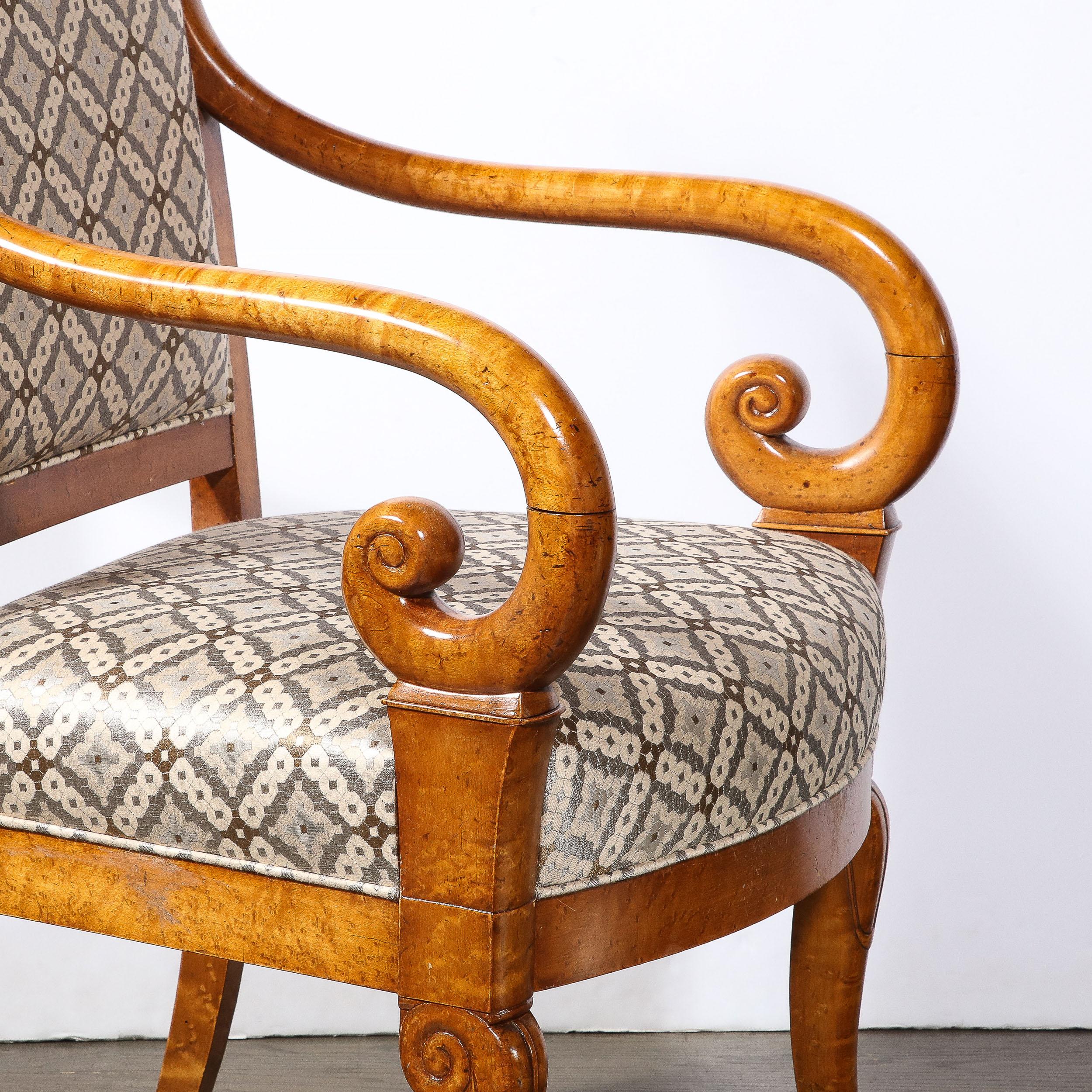 Paire de fauteuils Biedermeier en forme de volute en orme brossé fini à la main en vente 12