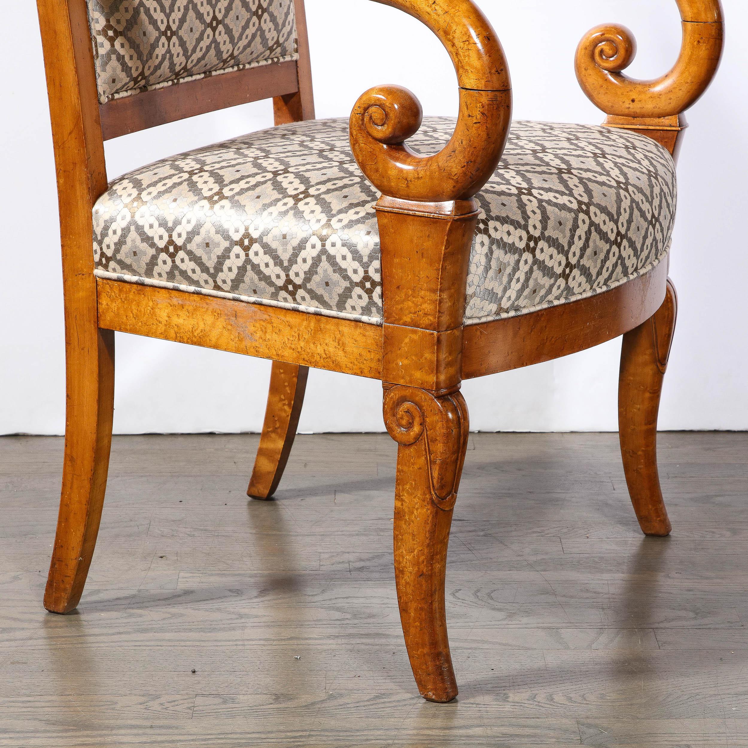 Paire de fauteuils Biedermeier en forme de volute en orme brossé fini à la main en vente 13