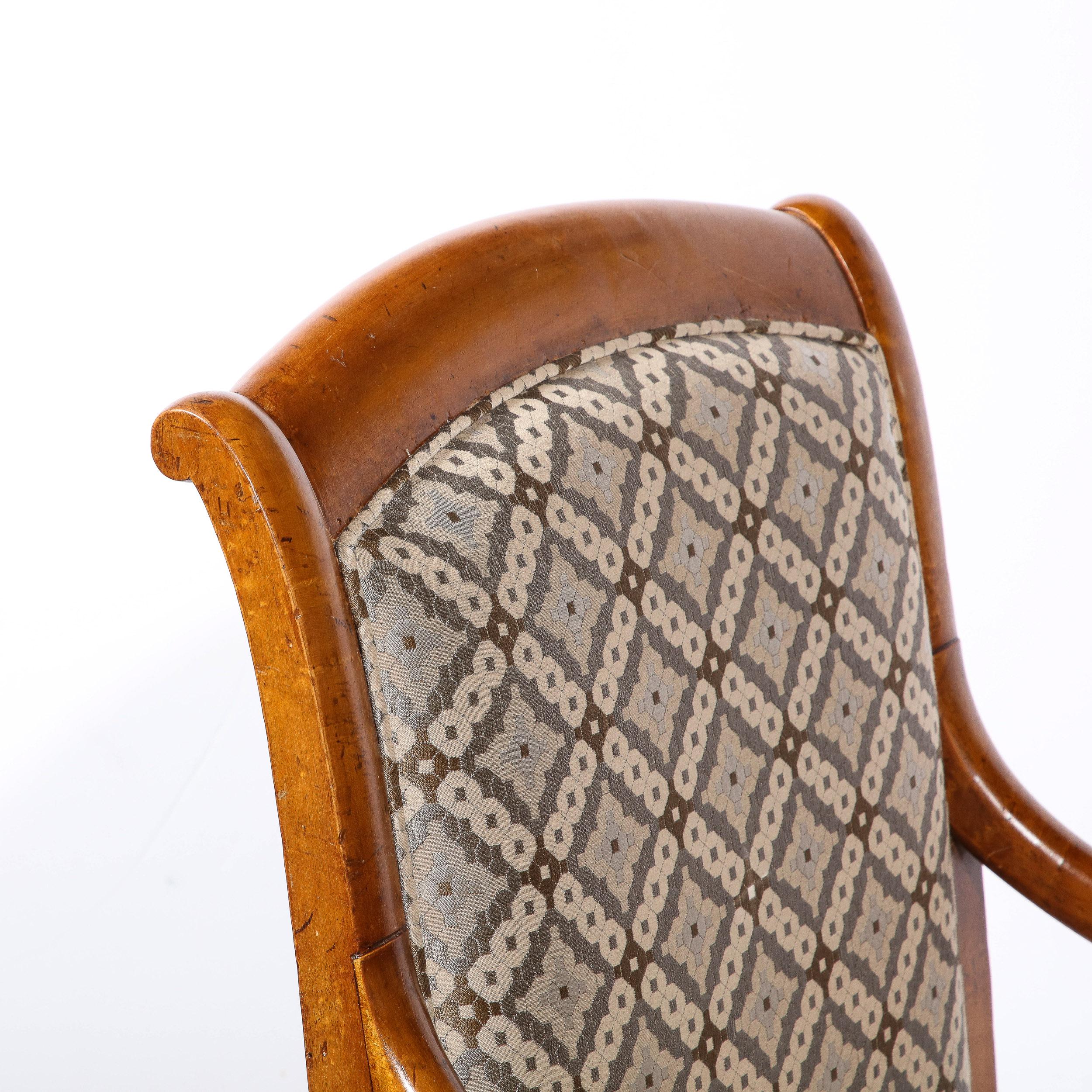 Paire de fauteuils Biedermeier en forme de volute en orme brossé fini à la main en vente 14