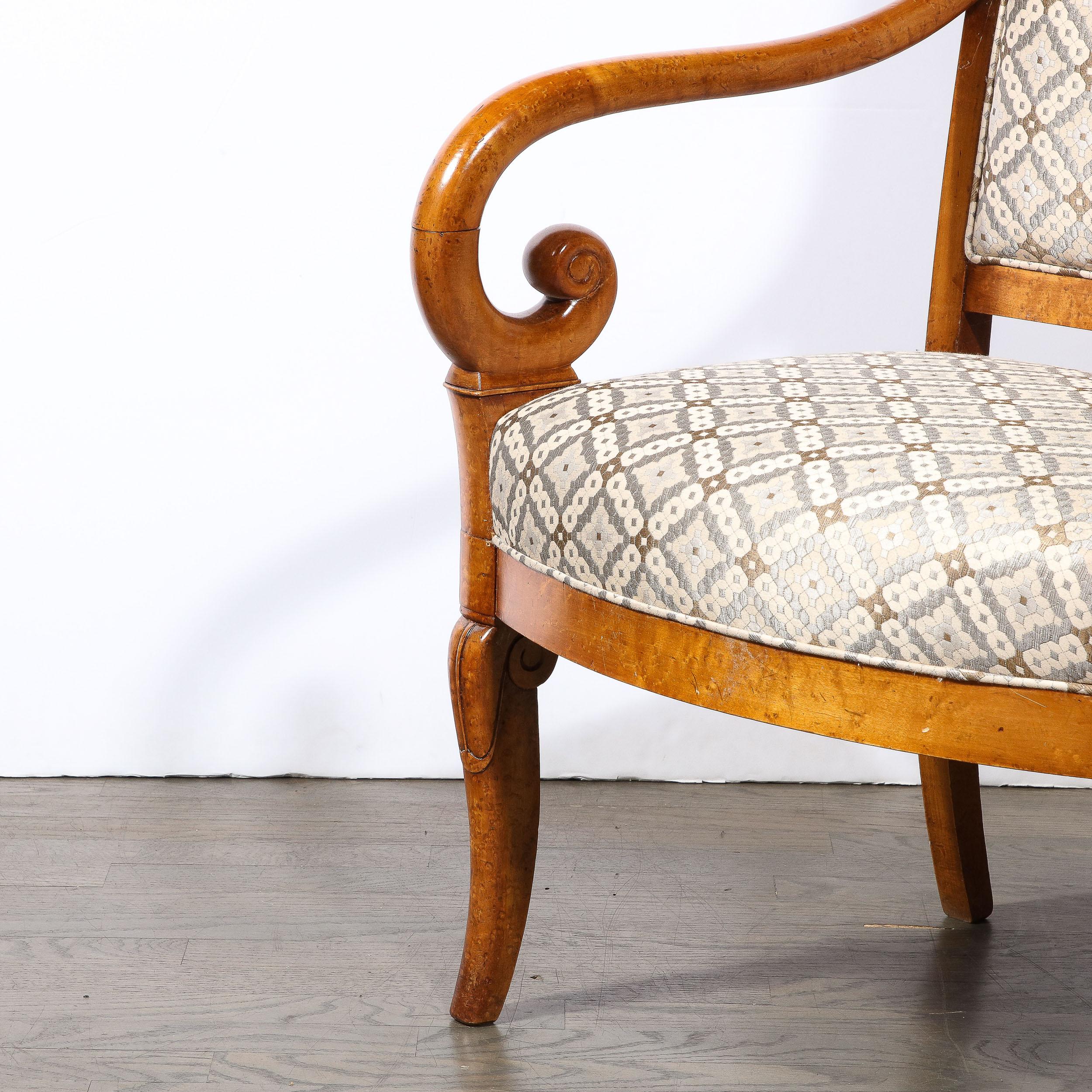 Fin du XIXe siècle Paire de fauteuils Biedermeier en forme de volute en orme brossé fini à la main en vente
