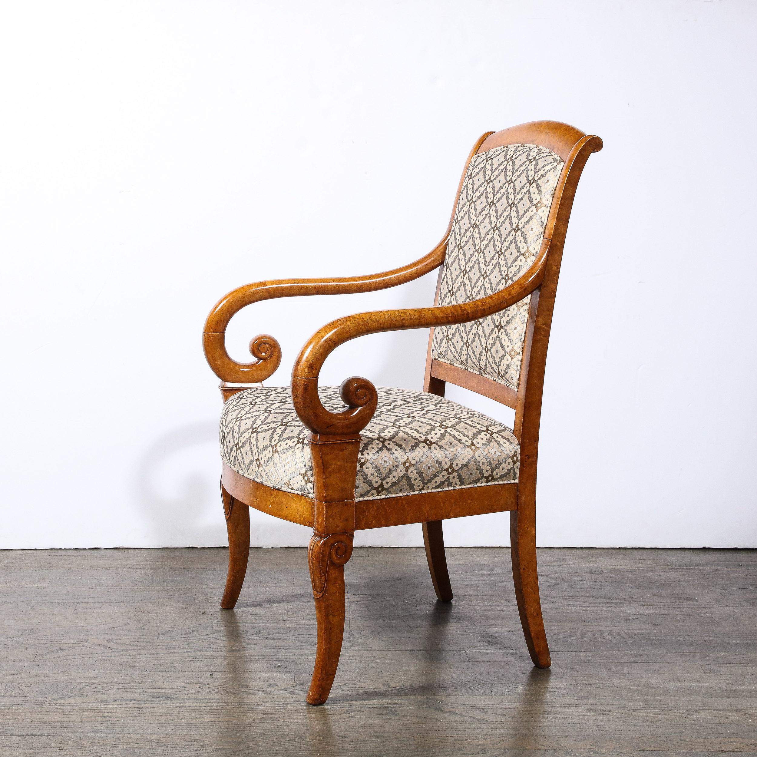 Tissu Paire de fauteuils Biedermeier en forme de volute en orme brossé fini à la main en vente