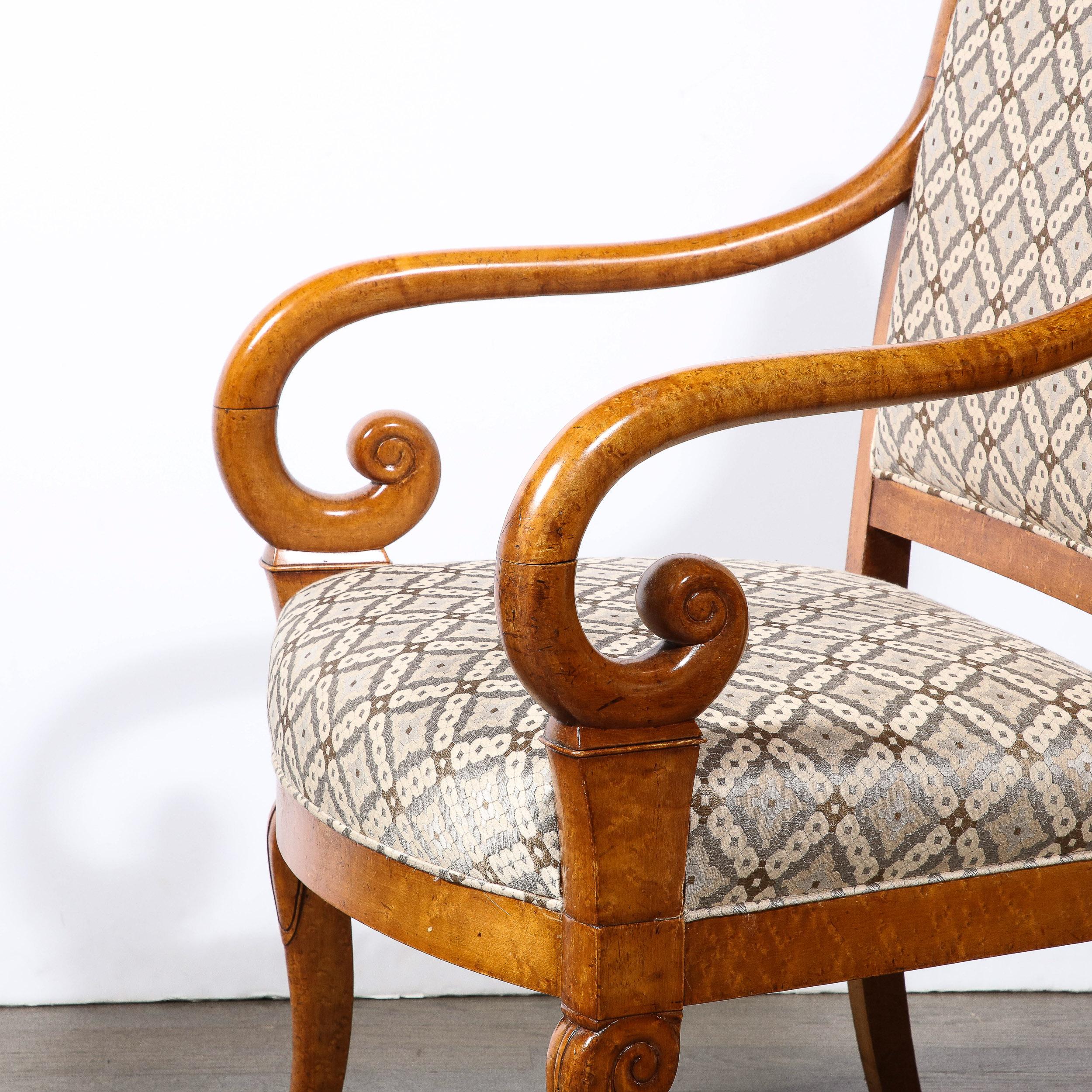 Paire de fauteuils Biedermeier en forme de volute en orme brossé fini à la main en vente 1