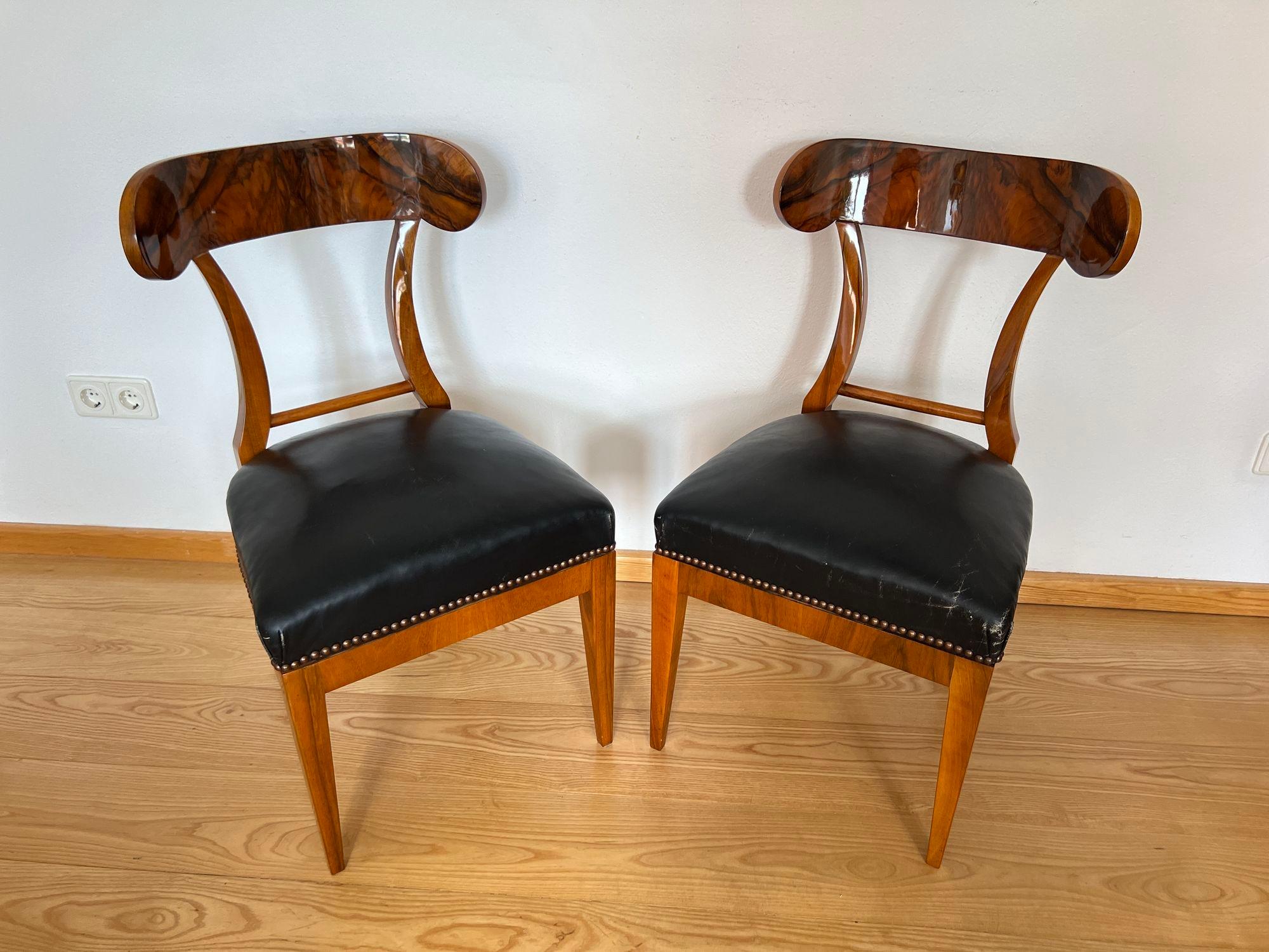Autrichien Paire de chaises pelle Biedermeier, noyer, cuir noir, Autriche vers 1820 en vente