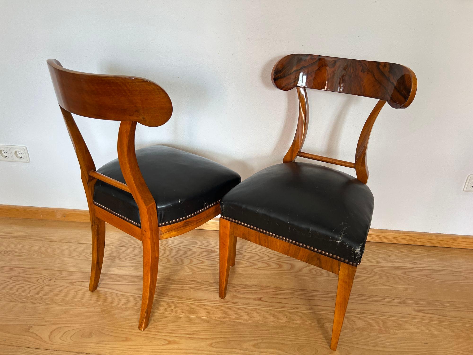 Poli Paire de chaises pelle Biedermeier, noyer, cuir noir, Autriche vers 1820 en vente