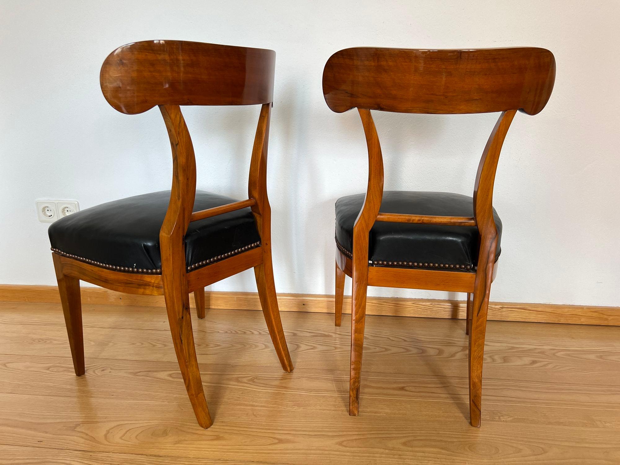Début du XIXe siècle Paire de chaises pelle Biedermeier, noyer, cuir noir, Autriche vers 1820 en vente