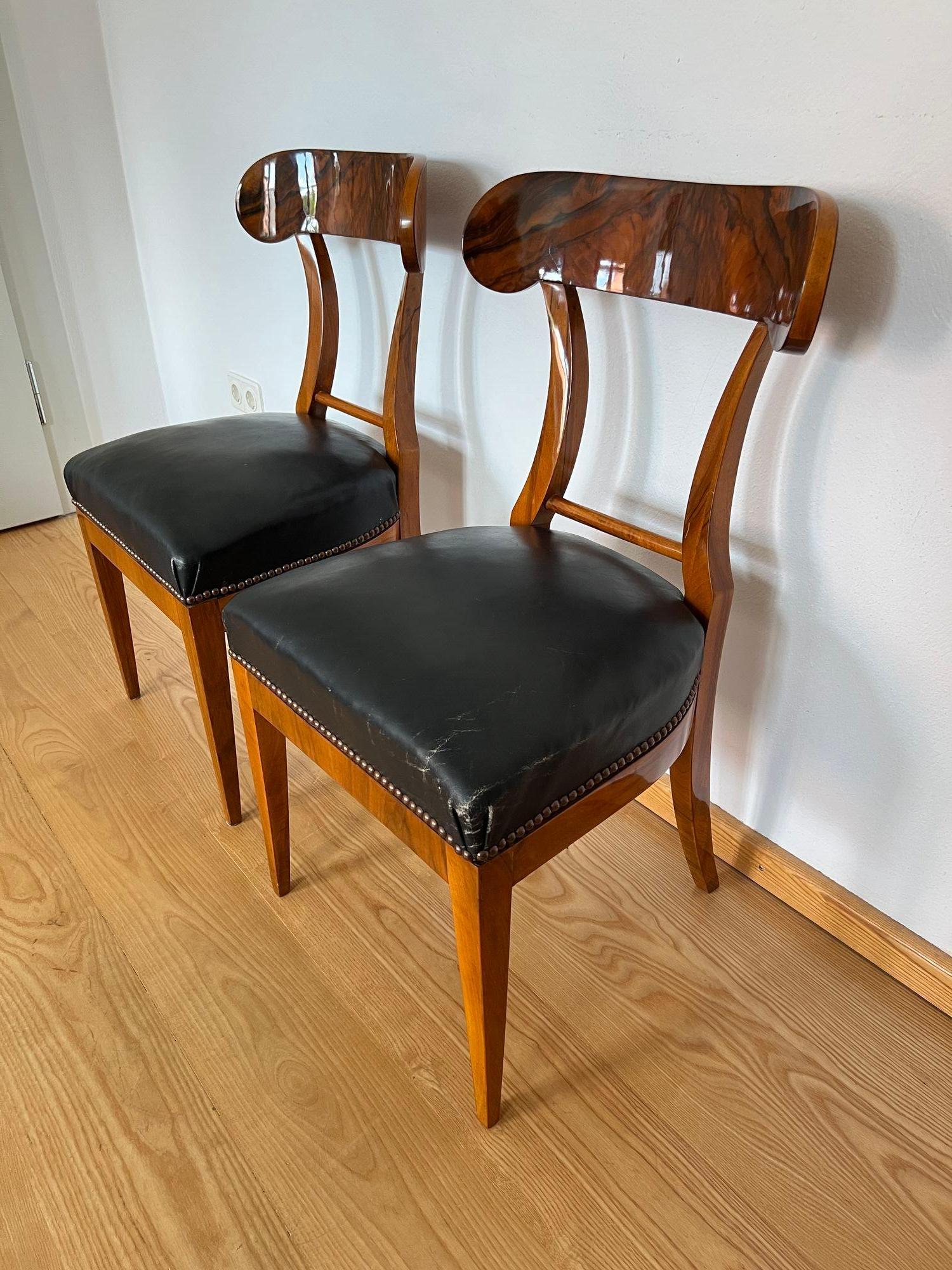 Métal Paire de chaises pelle Biedermeier, noyer, cuir noir, Autriche vers 1820 en vente