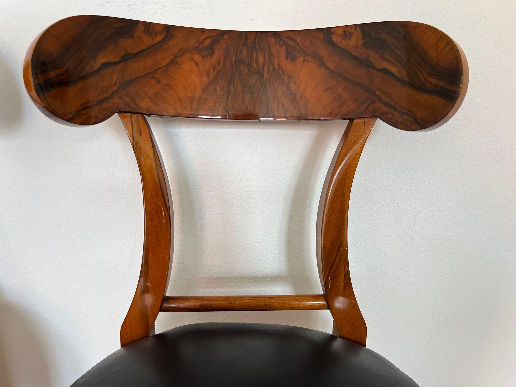 Paire de chaises pelle Biedermeier, noyer, cuir noir, Autriche vers 1820 en vente 1