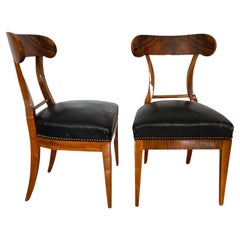 Coppia di sedie a pala Biedermeier, noce, pelle nera, Austria circa 1820
