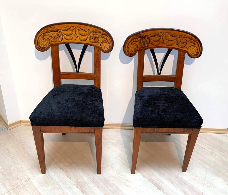 Exceptional pair of rare, neoclassical Biedermeier Shovel chairs from South Germany around 1830.

Walnut veneered and solid wood. Maple veneer inlay in the backrest with big original Ink painting. Ebony inlaid trim band on the frame. Ebonized