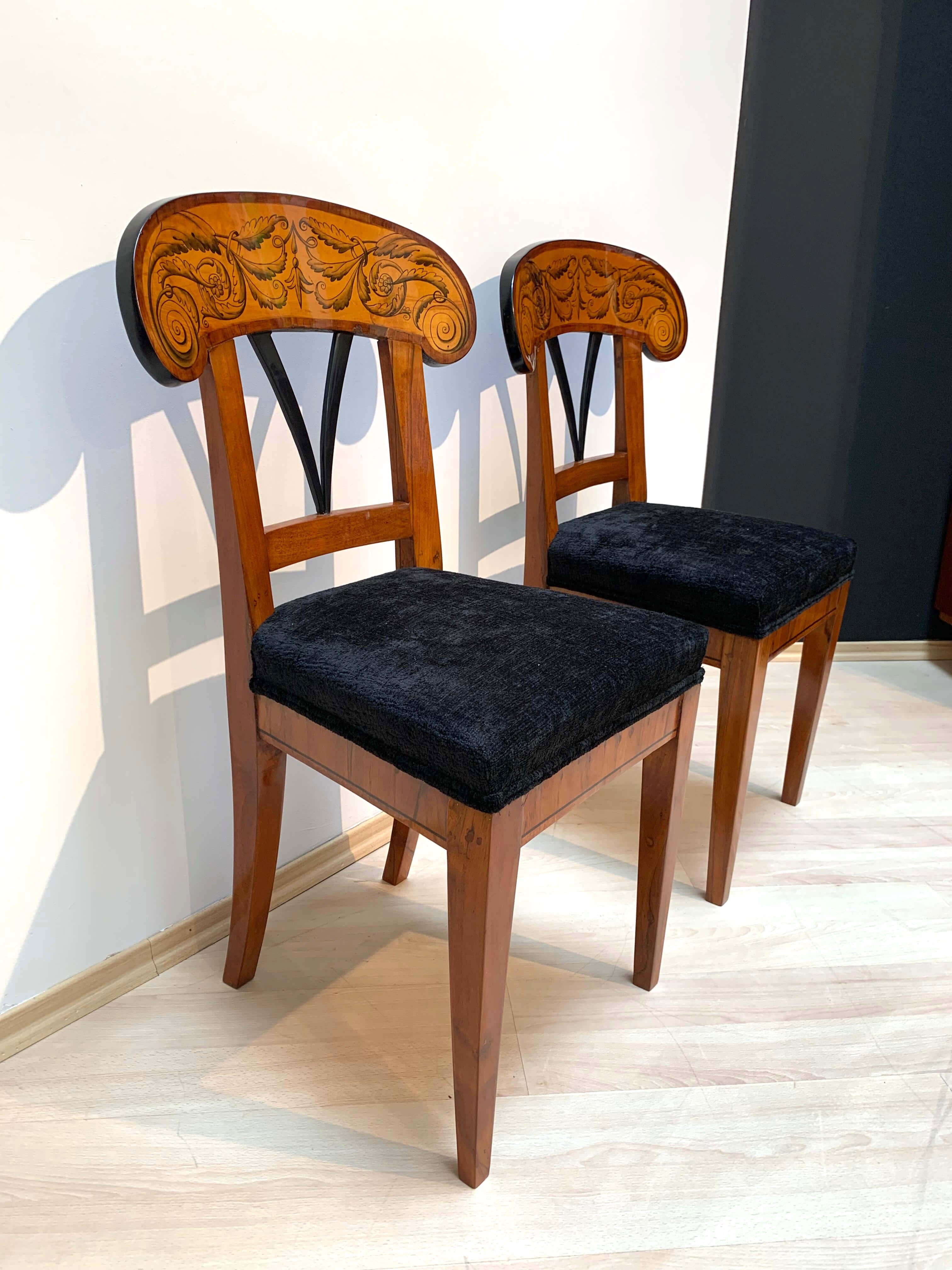 Early 19th Century Pair of Biedermeier Shovel Chairs with Ink Painting, Walnut, South German, 1830s For Sale