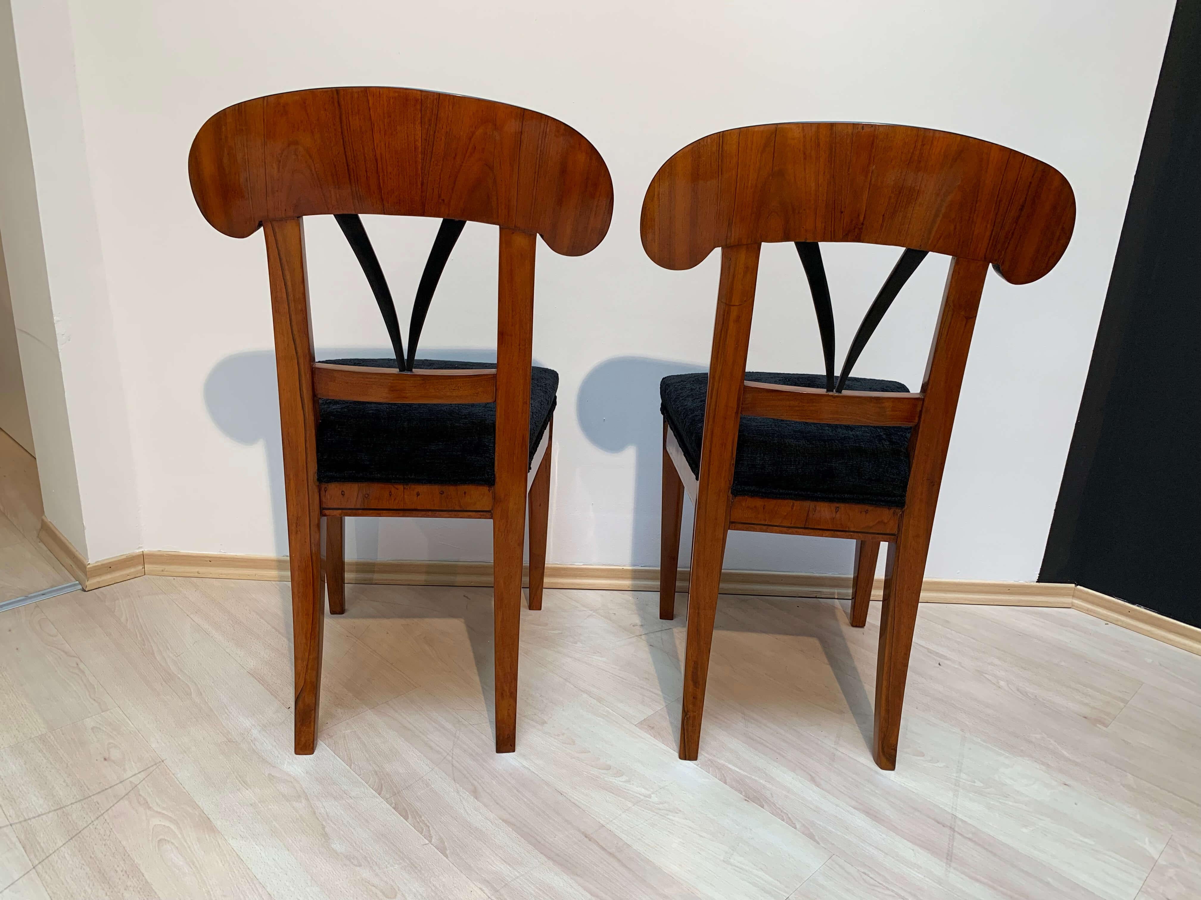 Pair of Biedermeier Shovel Chairs with Ink Painting, Walnut, South German, 1830s For Sale 1