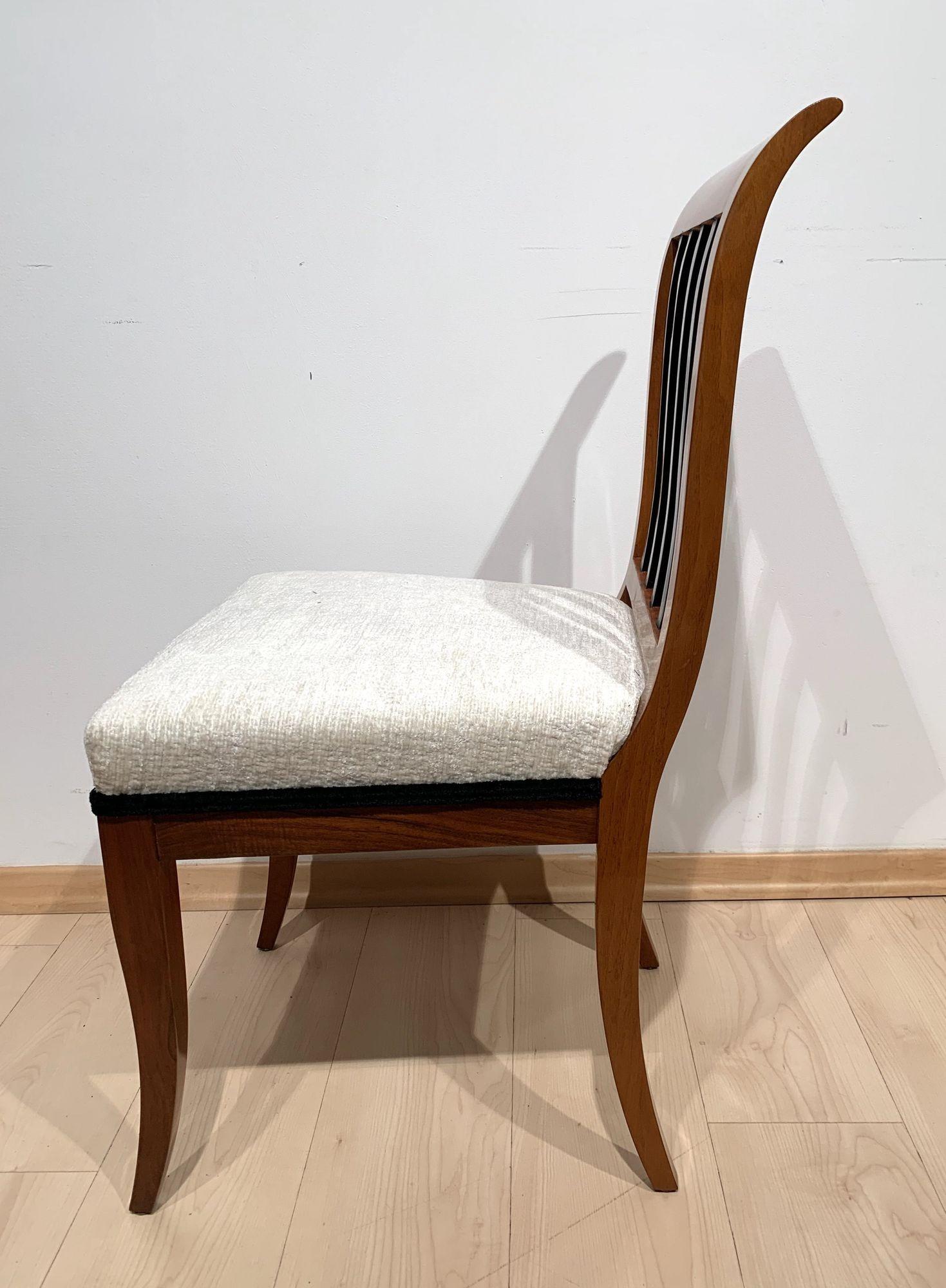 Pair of Biedermeier Side Chairs, Solid Walnut, Franconia, Germany, circa 1825 For Sale 4