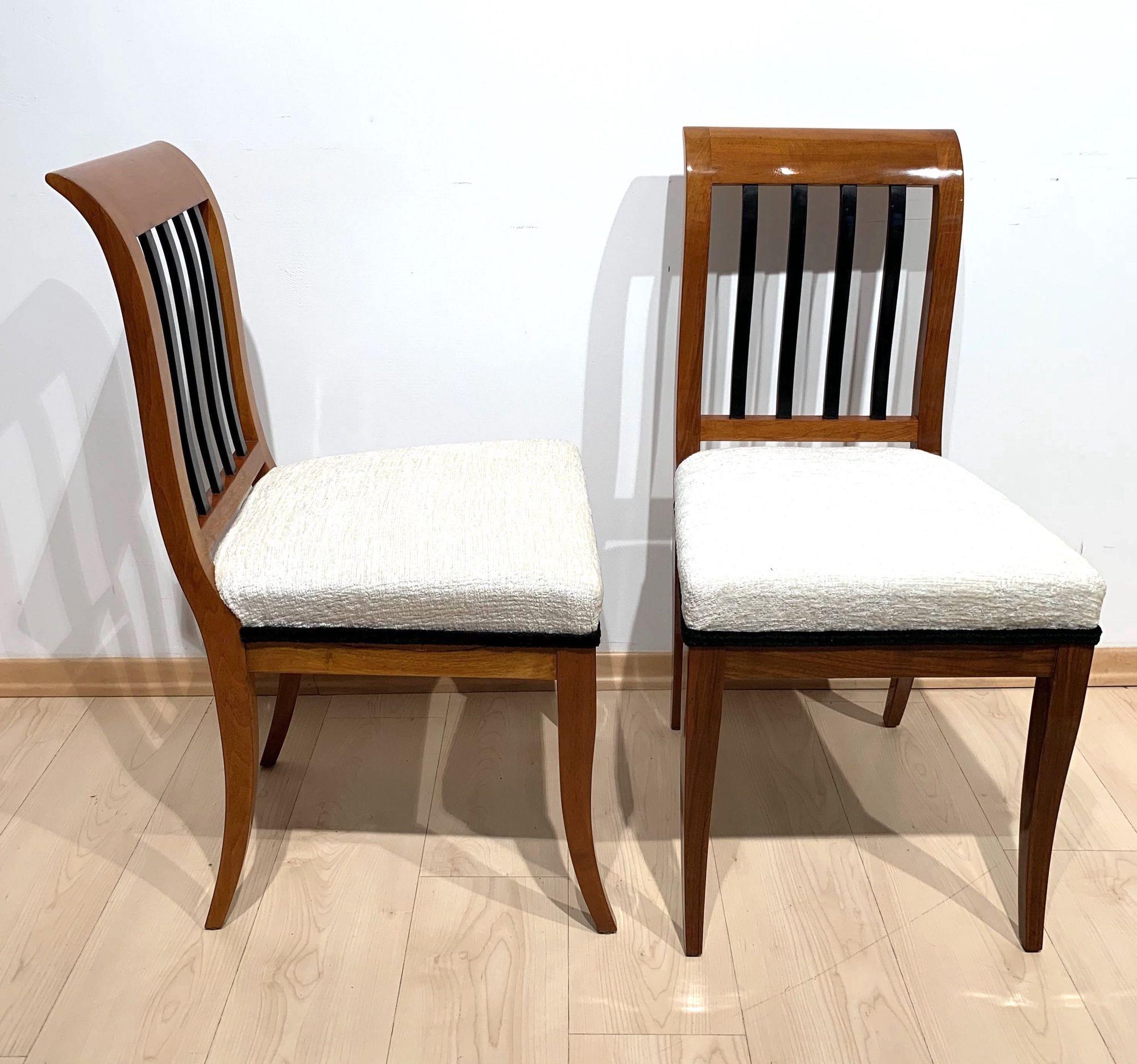 Early 19th Century Pair of Biedermeier Side Chairs, Solid Walnut, Franconia, Germany, circa 1825 For Sale
