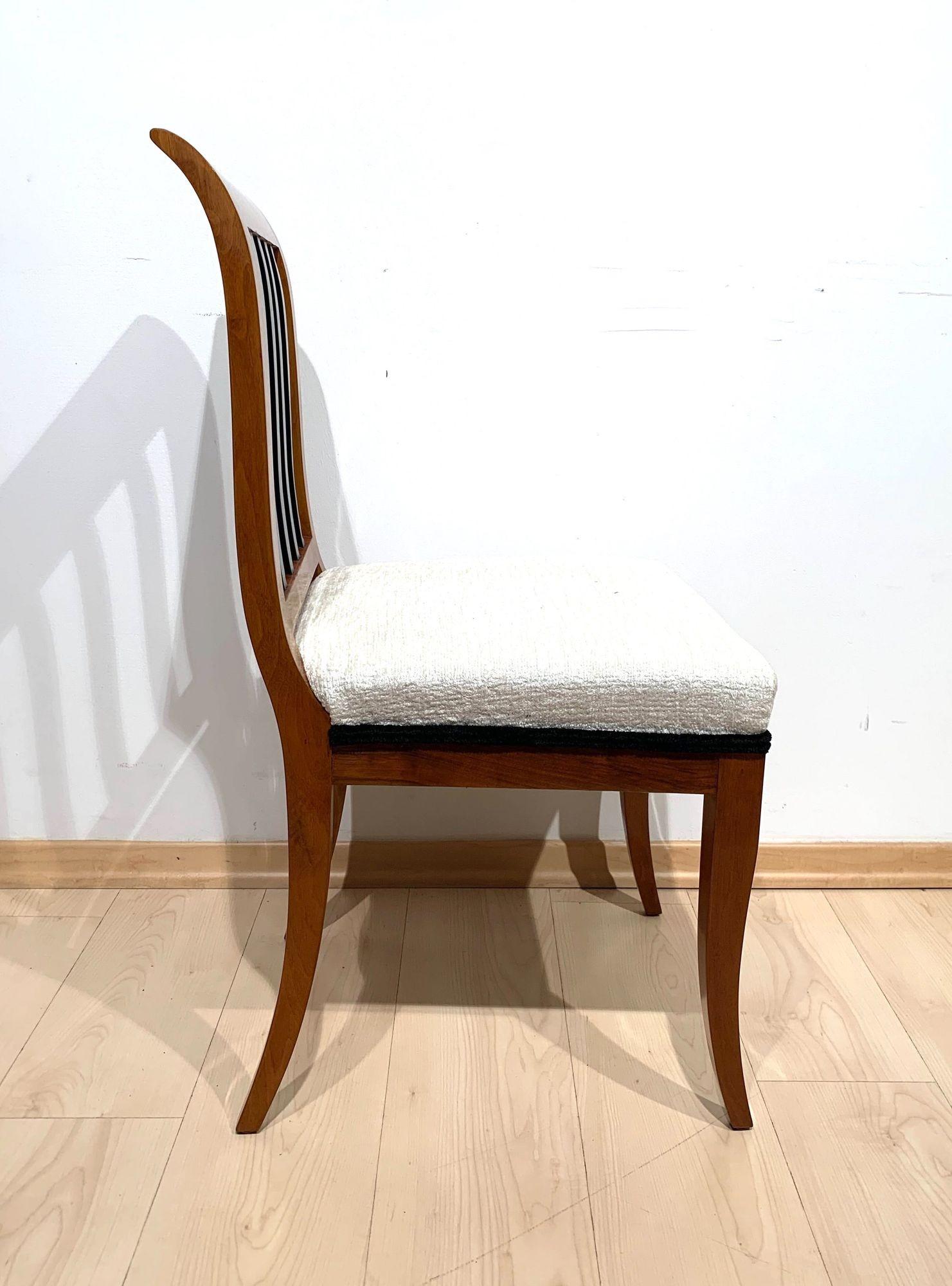 Pair of Biedermeier Side Chairs, Solid Walnut, Franconia, Germany, circa 1825 For Sale 1