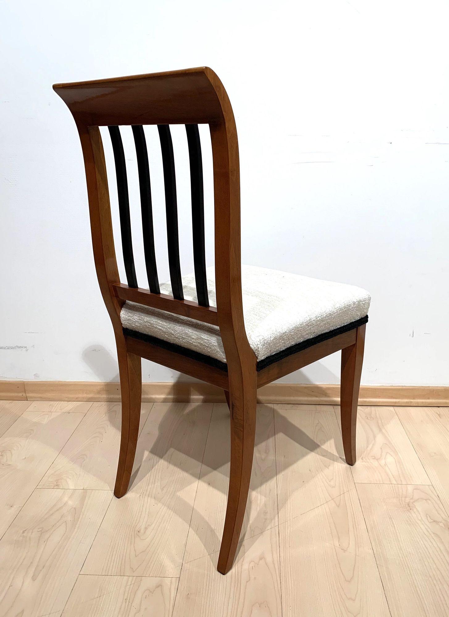 Pair of Biedermeier Side Chairs, Solid Walnut, Franconia, Germany, circa 1825 For Sale 2
