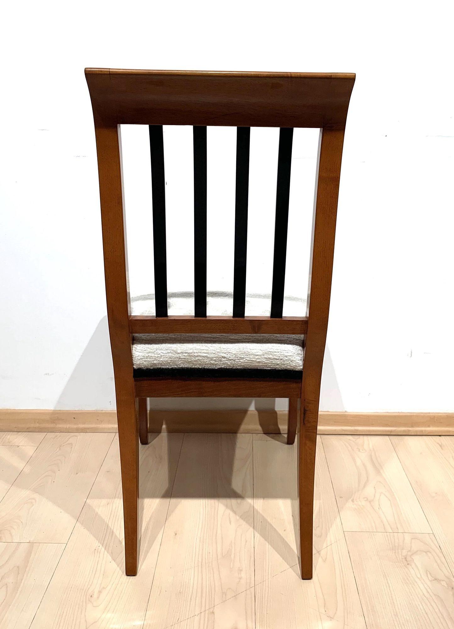 Pair of Biedermeier Side Chairs, Solid Walnut, Franconia, Germany, circa 1825 For Sale 3