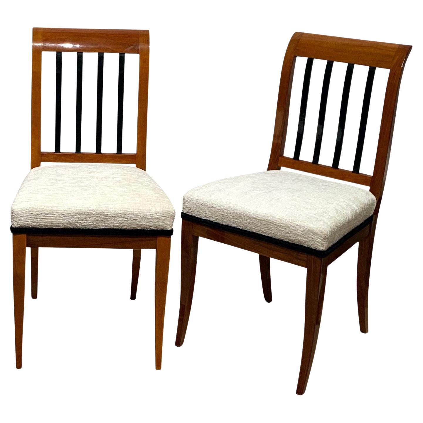 Elegant pair of Biedermeier chairs from Franconia, Germany around 1825.
* Solid walnut, hand-polished shellac.
* Four ebonized sprouts in the back.
* Cream-colored velvet fabric with black double keder.
Dimensions: H 90 cm, S-H 49 cm, W 46 cm, D 54