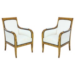 Coppia di poltrone Biedermeier con schienale quadrato in betulla