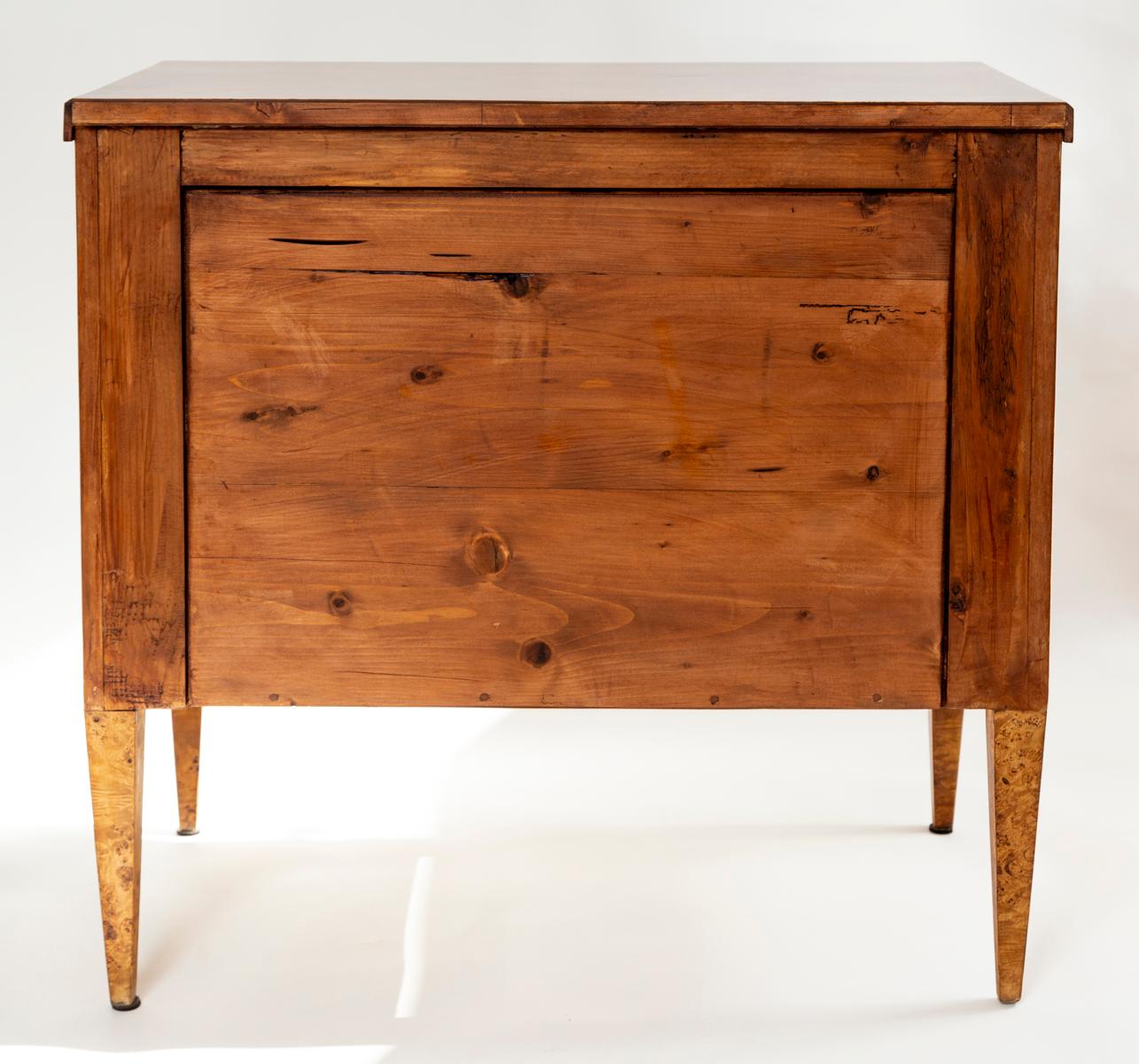 Coppia di cassapanche in stile Biedermeier in legno di betulla burlato in vendita 6