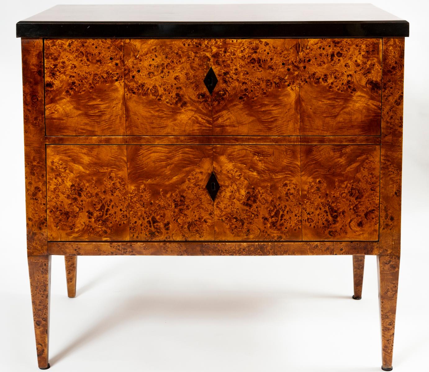 
Questa splendida coppia di cassettiere in stile Biedermeier presenta una squisita impiallacciatura di betulla burlata su pino. Ogni pezzo è dotato di due spaziosi cassetti, impreziositi da eleganti fori per chiavi e finiture a forma di diamante
