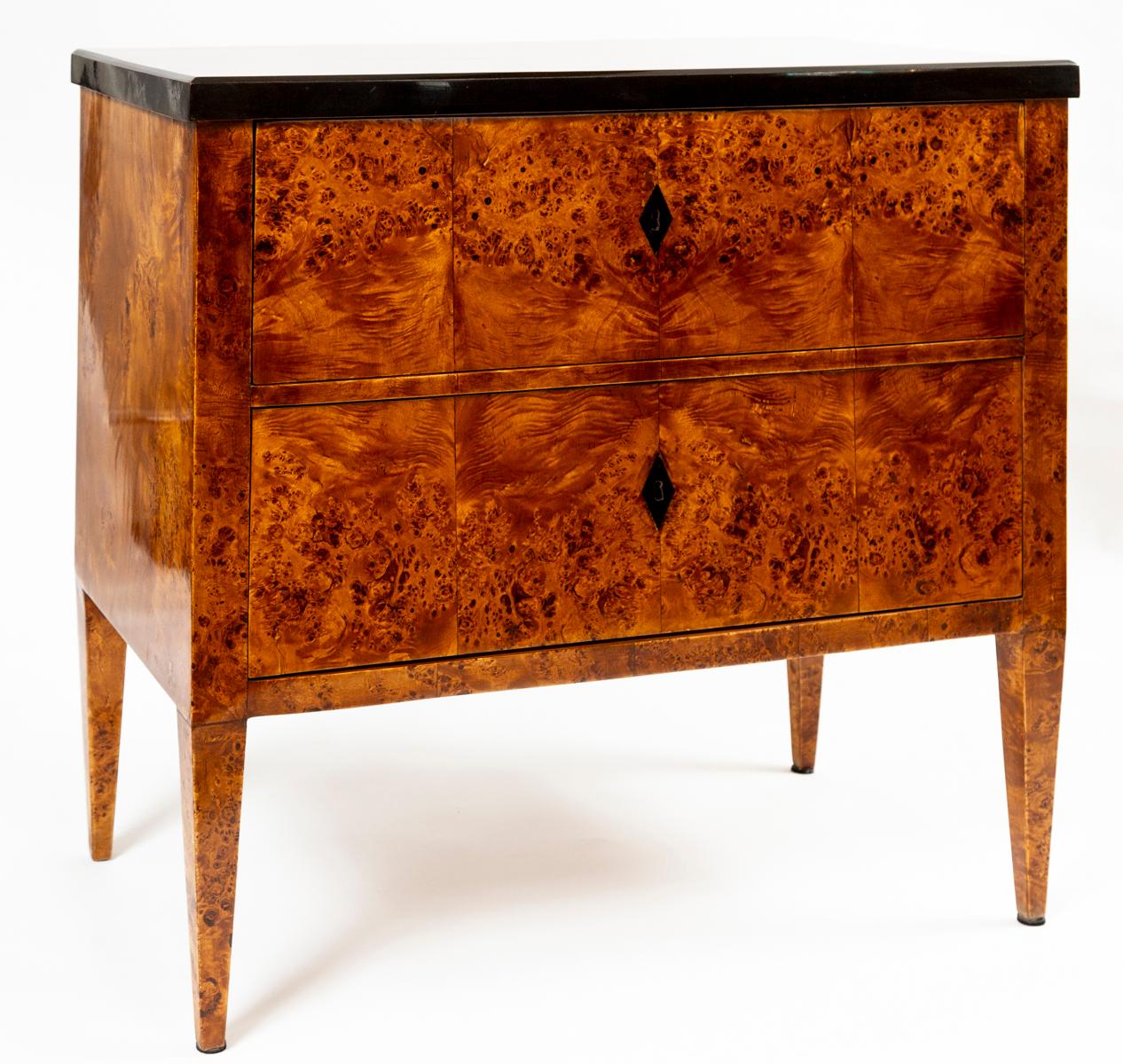 Tedesco Coppia di cassapanche in stile Biedermeier in legno di betulla burlato in vendita