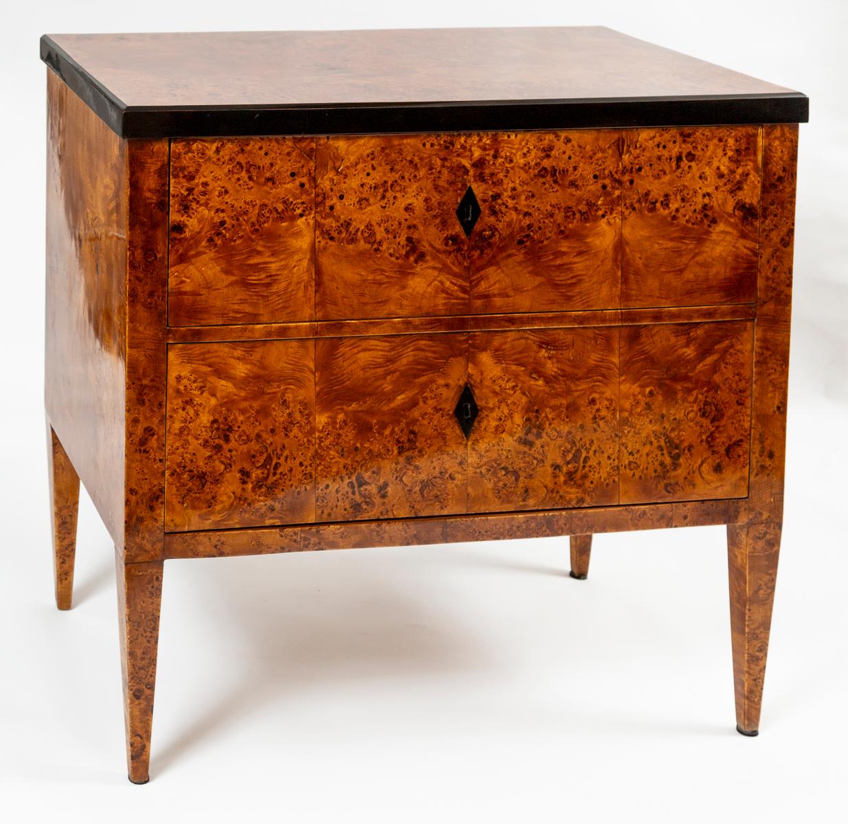 Coppia di cassapanche in stile Biedermeier in legno di betulla burlato In condizioni buone in vendita a Westport, CT