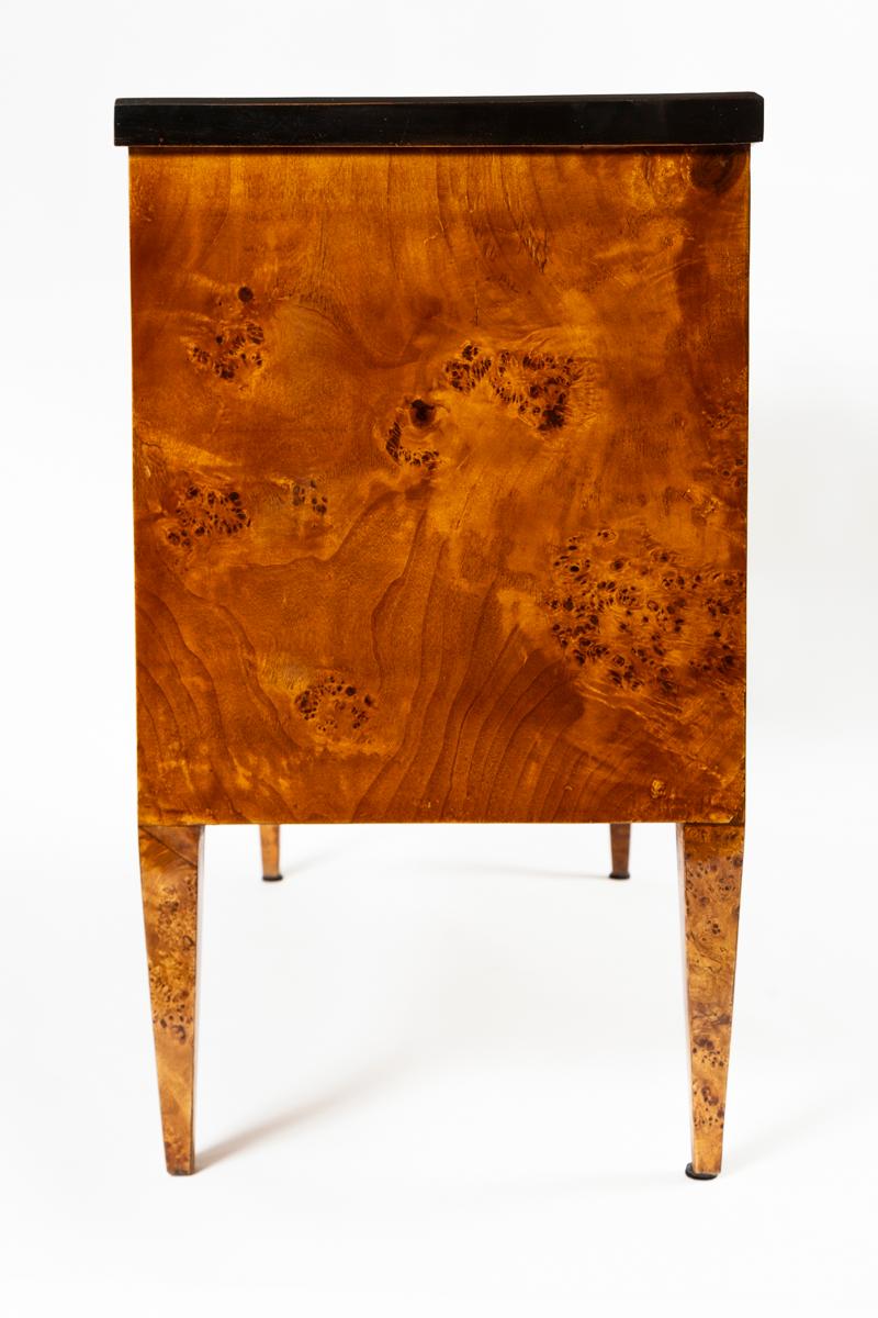 XX secolo Coppia di cassapanche in stile Biedermeier in legno di betulla burlato in vendita