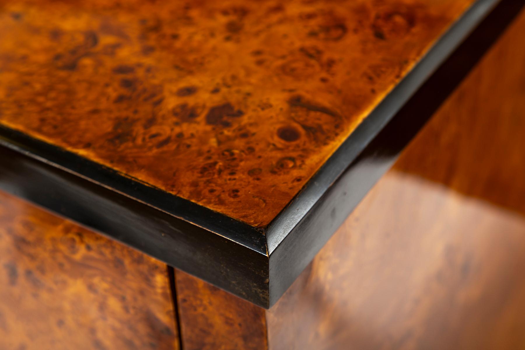 Coppia di cassapanche in stile Biedermeier in legno di betulla burlato in vendita 1