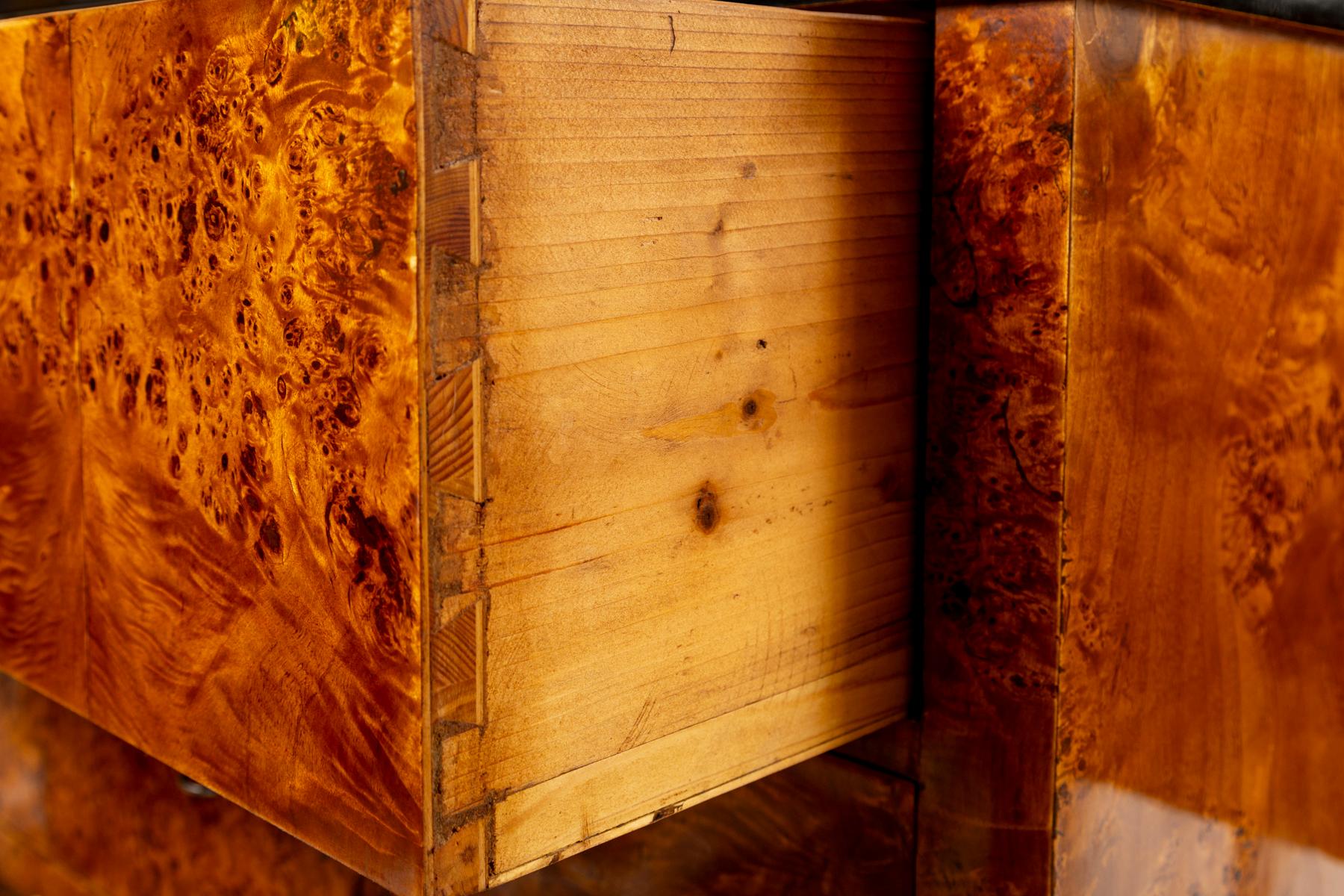 Coppia di cassapanche in stile Biedermeier in legno di betulla burlato in vendita 3