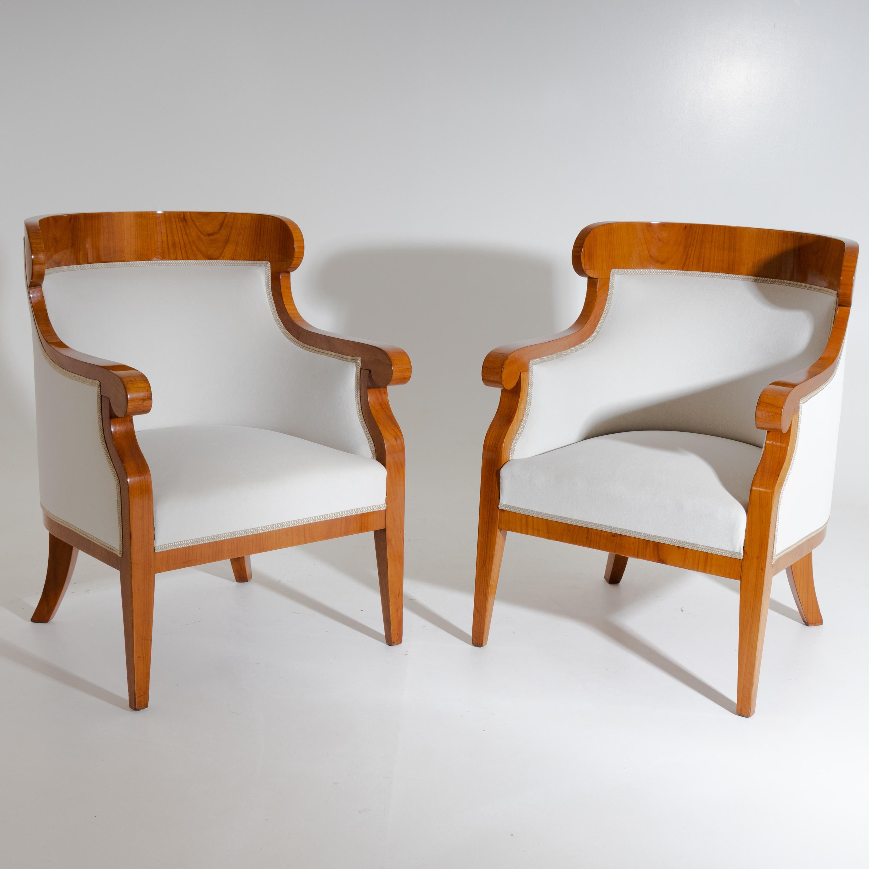 Ein Paar Biedermeier-Bergstühle in Kirsche mit volutenförmigen Armlehnen und abgerundeten Rückenlehnen. Die Sessel wurden neu mit einem cremeweißen Stoff bezogen und von Hand poliert.