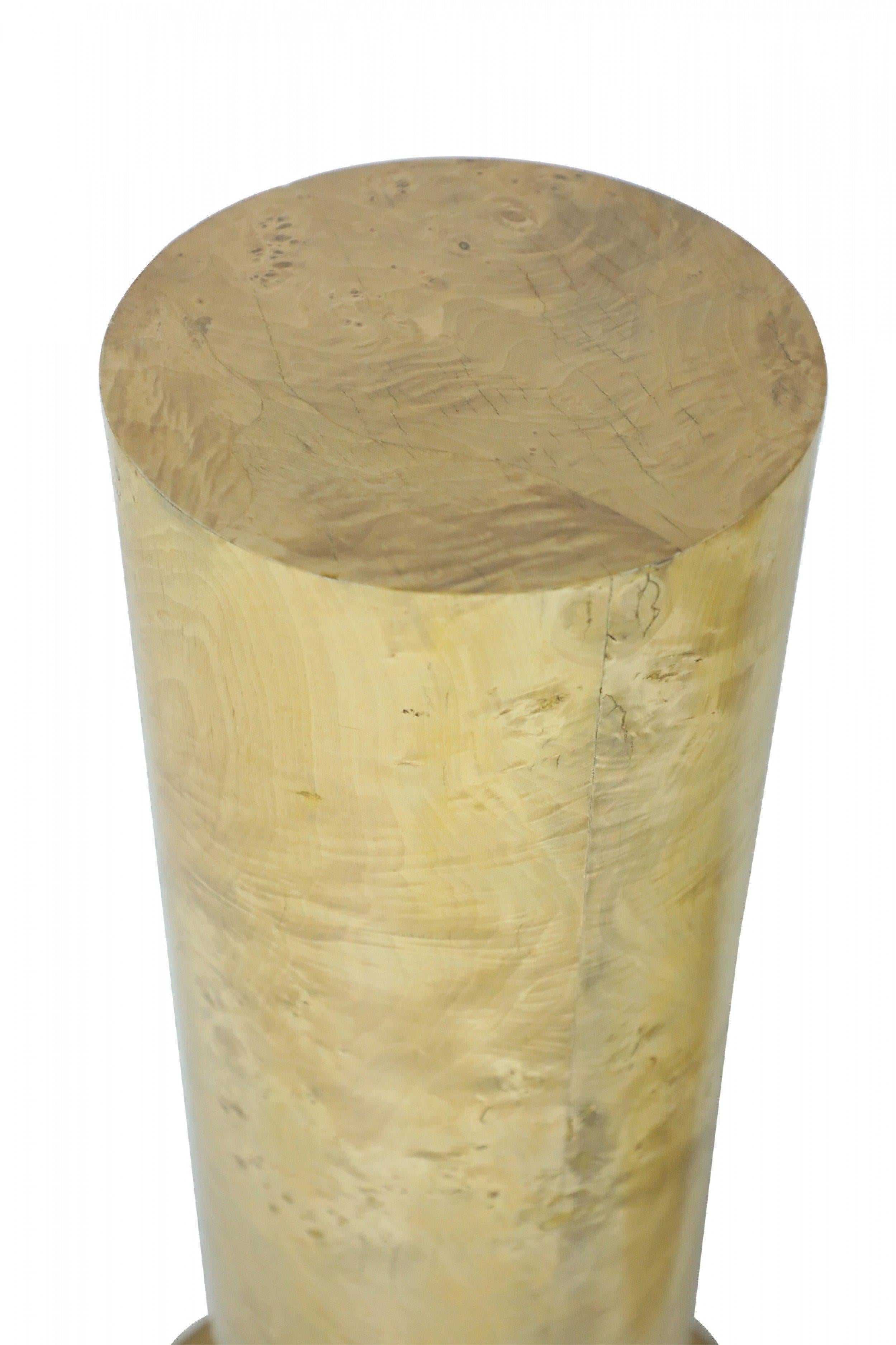 PAR de pedestales suecos de abedul de Carelia, estilo Biedermeier (siglo XX), con cuerpos cilíndricos rematados en bases octogonales recortadas. (PRECIO POR PAR)