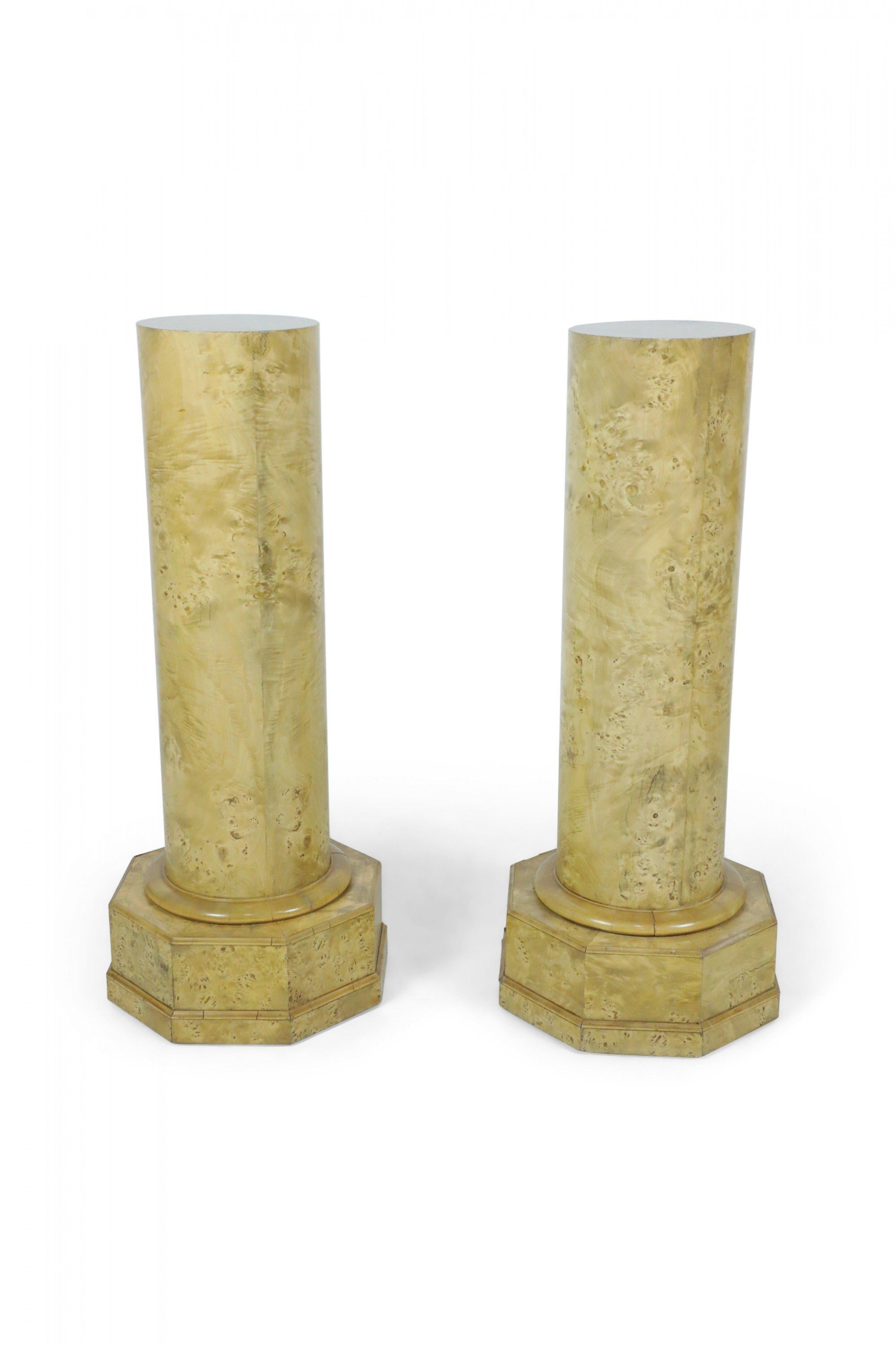 Pareja de pedestales de base octogonal de abedul de Carelia de estilo Biedermeier siglo XX en venta