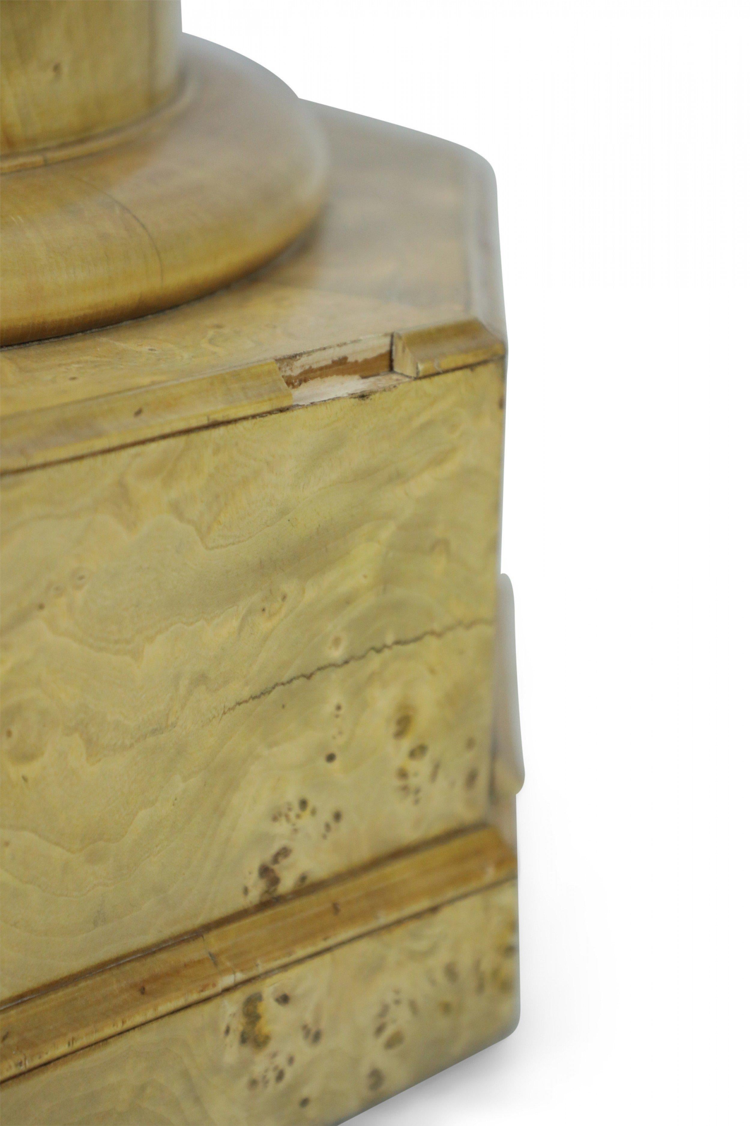 Pareja de pedestales de base octogonal de abedul de Carelia de estilo Biedermeier en venta 1