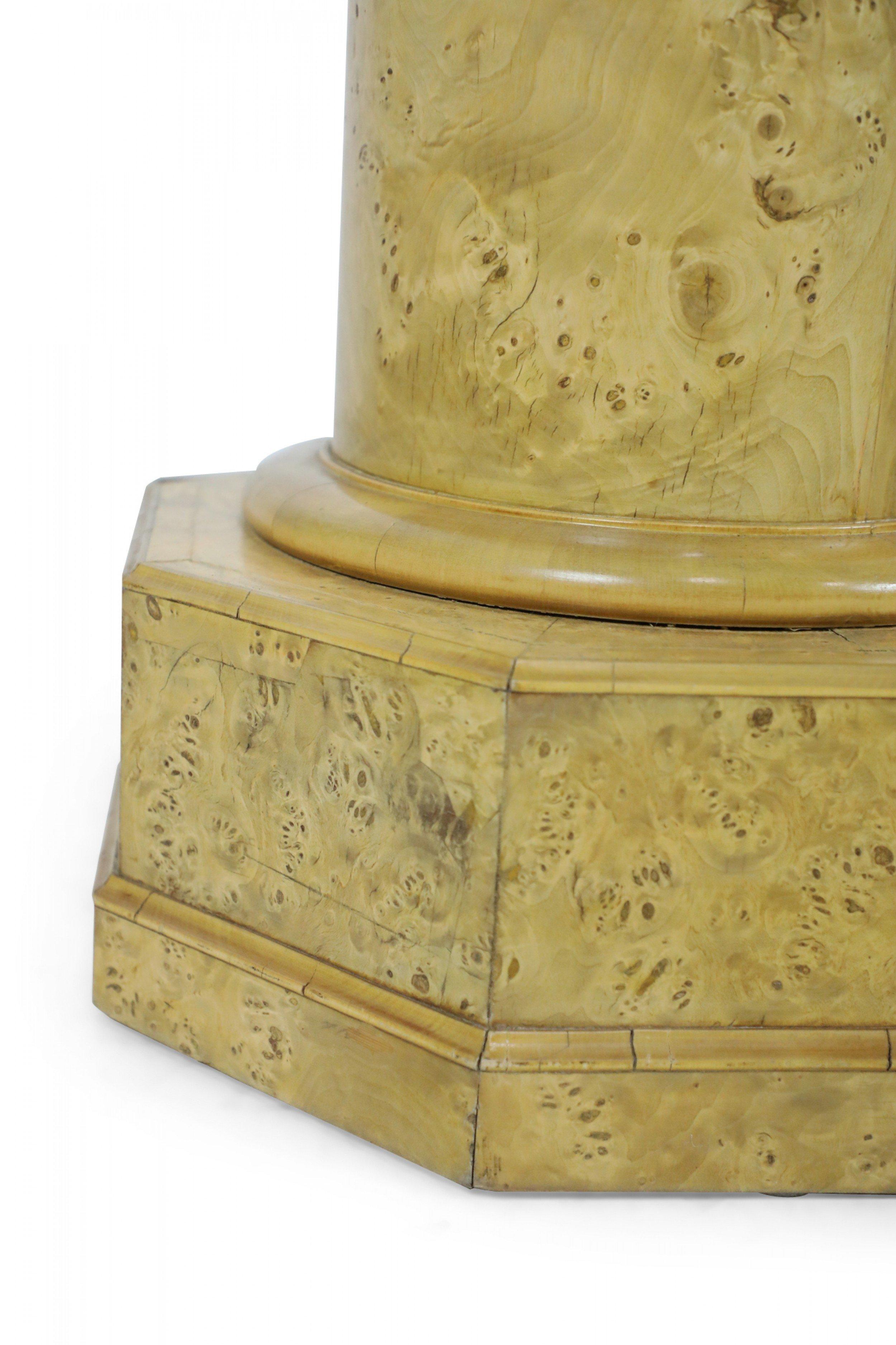Pareja de pedestales de base octogonal de abedul de Carelia de estilo Biedermeier en venta 2