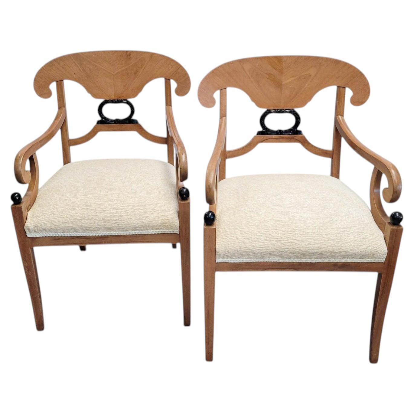 Coppia di poltrone in stile Biedermeier in legno satinato ed ebanizzato
